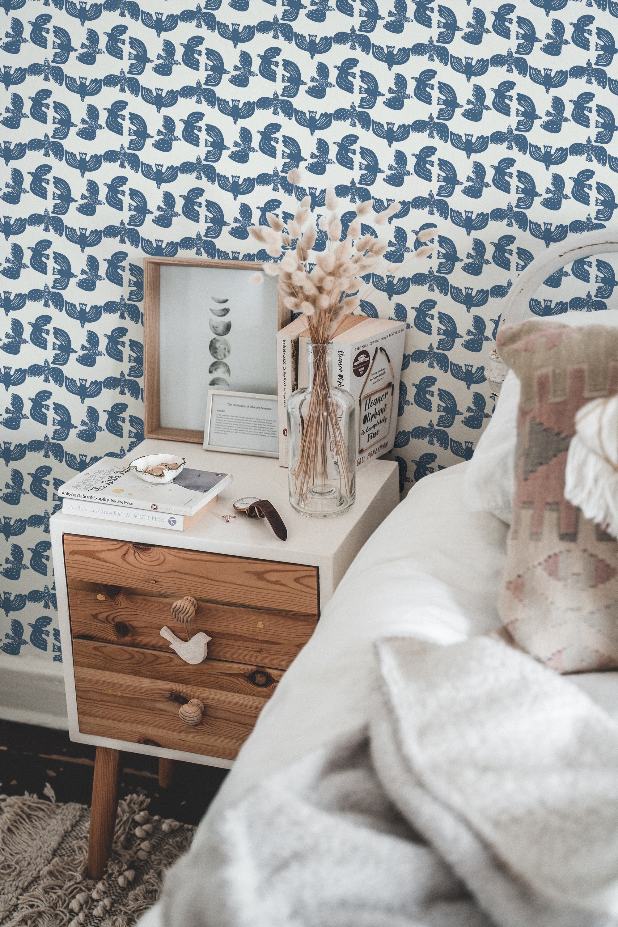 Self-adhesive wallpaper with a repeated pattern of stylized blue birds on a light background, giving a serene and whimsical touch to the room's decor.