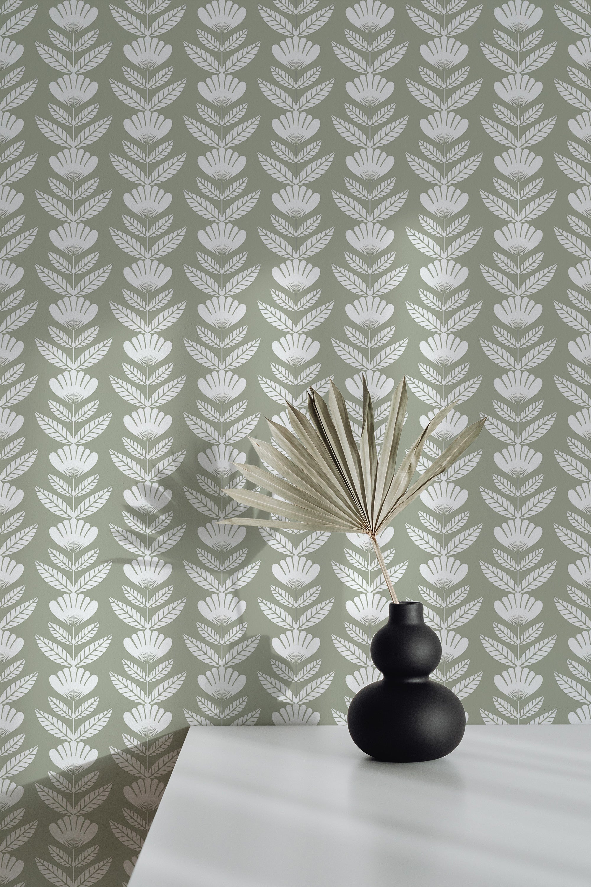 Self-adhesive wallpaper with a repeated white and gray pattern of stylized flowers against a pale background, giving a modern and natural aesthetic to the room.