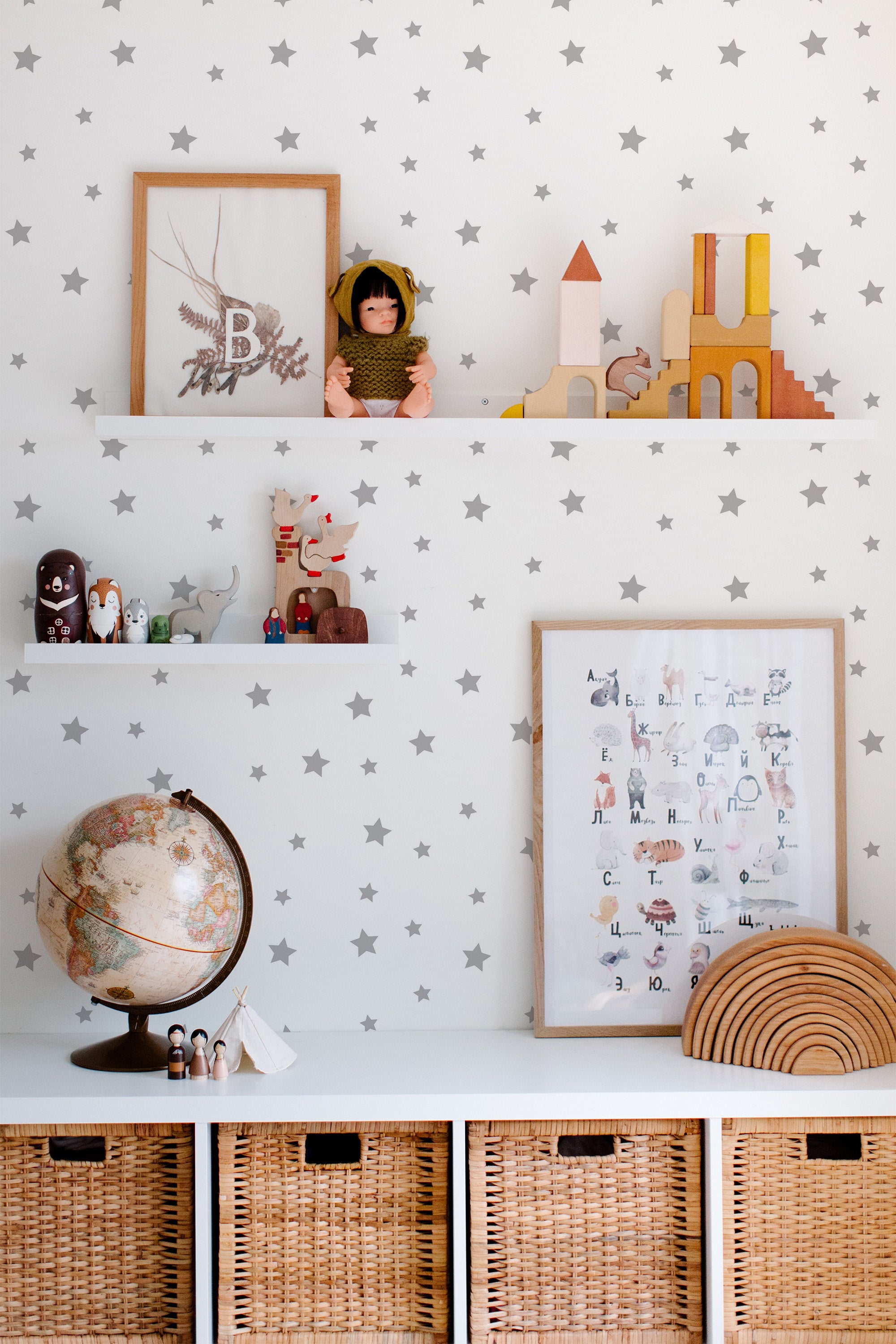 Self-adhesive wallpaper with a minimalist design of small, evenly spaced gray stars on a white background, adding a subtle and playful pattern to the room.