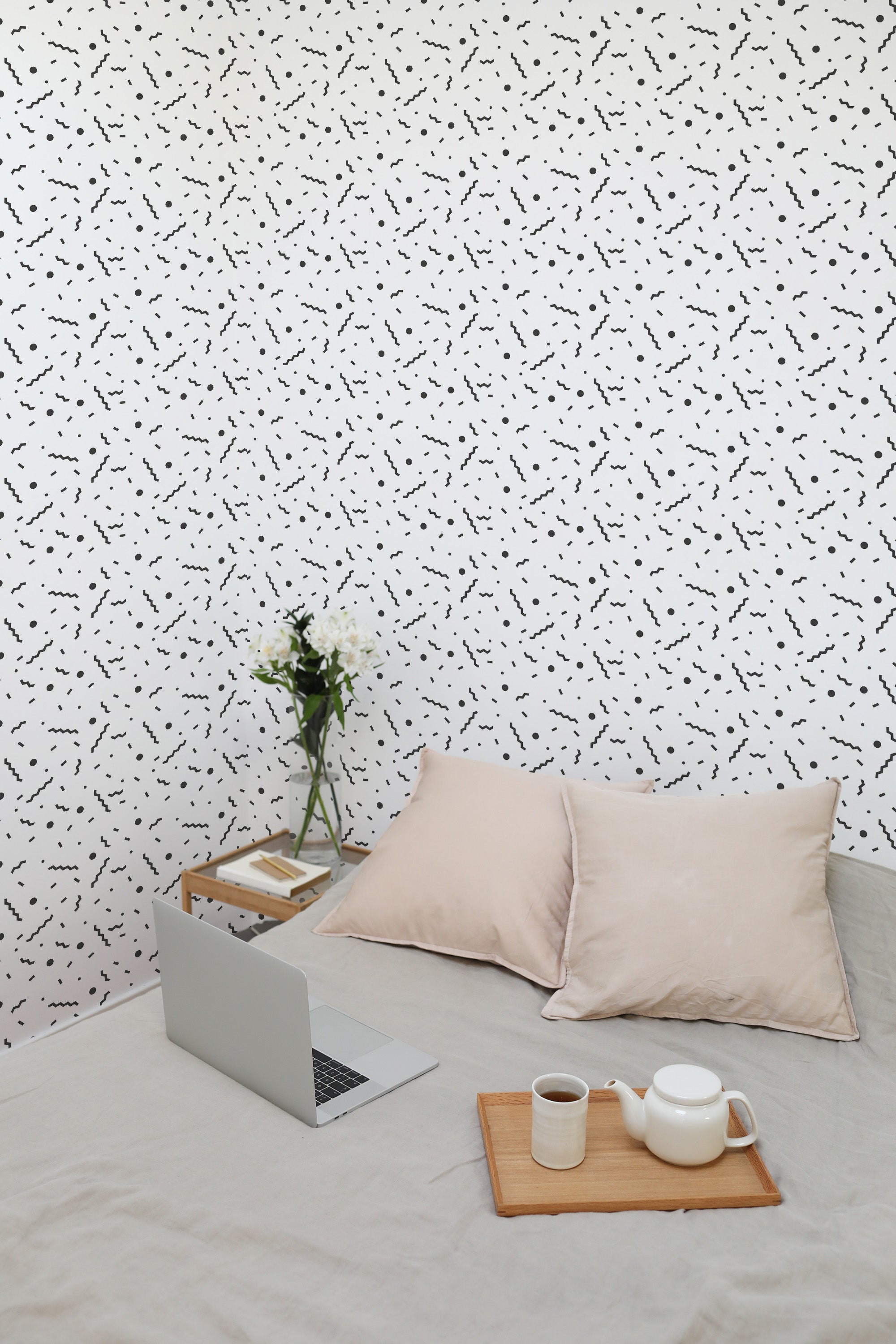 Self-adhesive Memphis style wallpaper with a white background and irregular black geometric patterns.