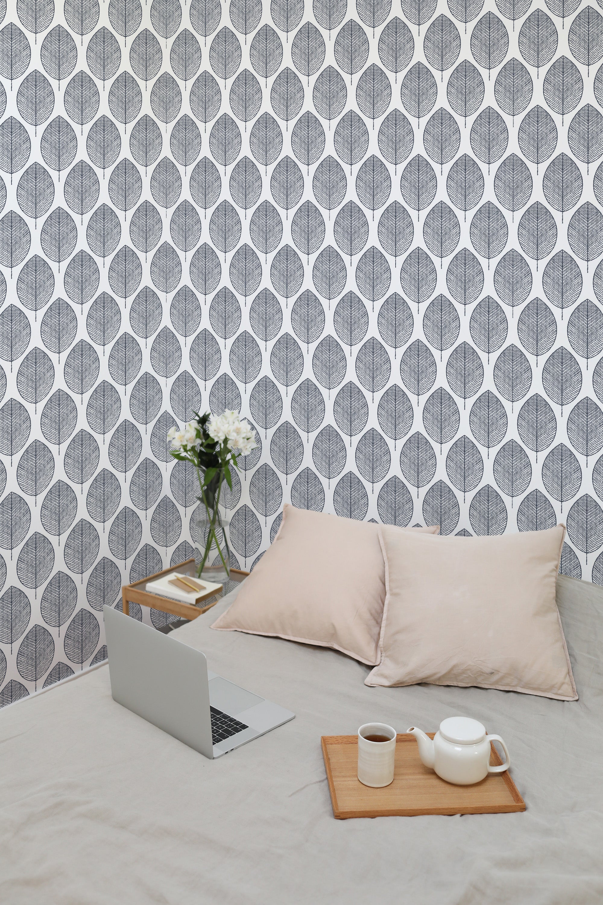 Self-adhesive wallpaper with intricate botanical leaf patterns in a repeating geometric layout, creating a modern and natural ambiance.