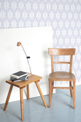 Self-adhesive wallpaper with a seamless botanical leaf design in a repeating pattern of delicate, simple leaves in soft blue tones, creating a calm and natural atmosphere.