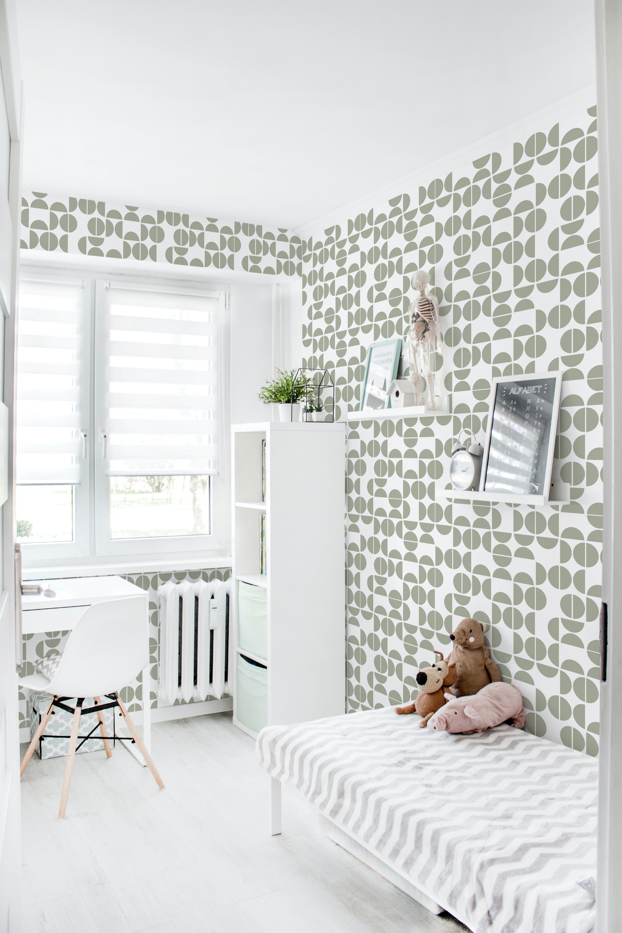A room with mid-century style wallpaper, adorned with green and white geometric patterns, featuring circular shapes forming abstract floral designs on a white background, creating a retro aesthetic. Traditional wallpaper.