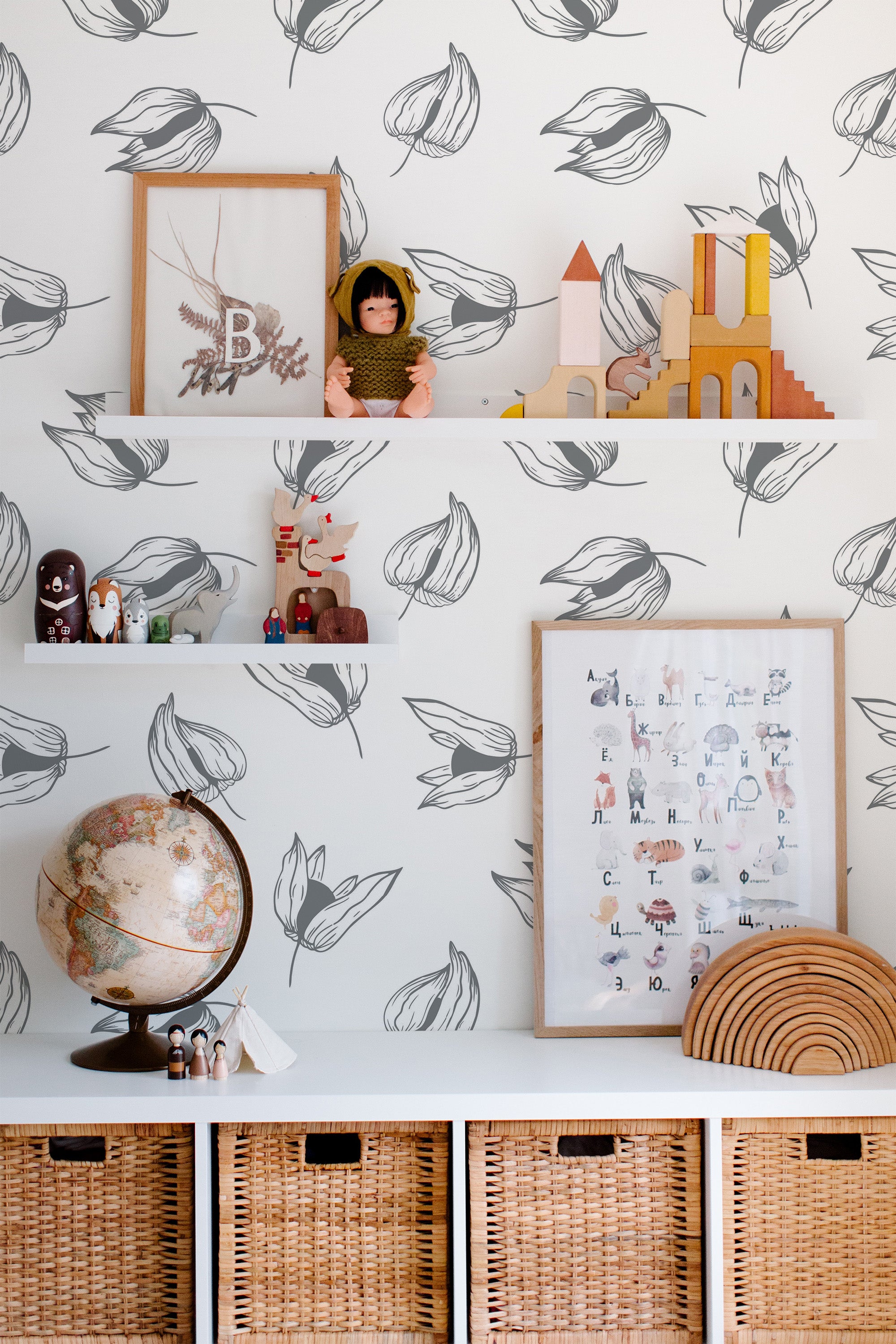 Self-adhesive wallpaper with a repeating pattern of stylized Physalis leaves in soft greys on a white background, creating an elegant and subtle botanical look in the room.