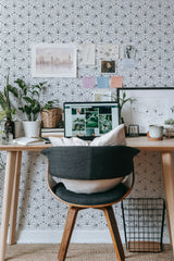 Self-adhesive wallpaper with a geometric Art Deco pattern of interconnected black lines forming star-like shapes on a white background, adding a modern and sophisticated touch to the office space.