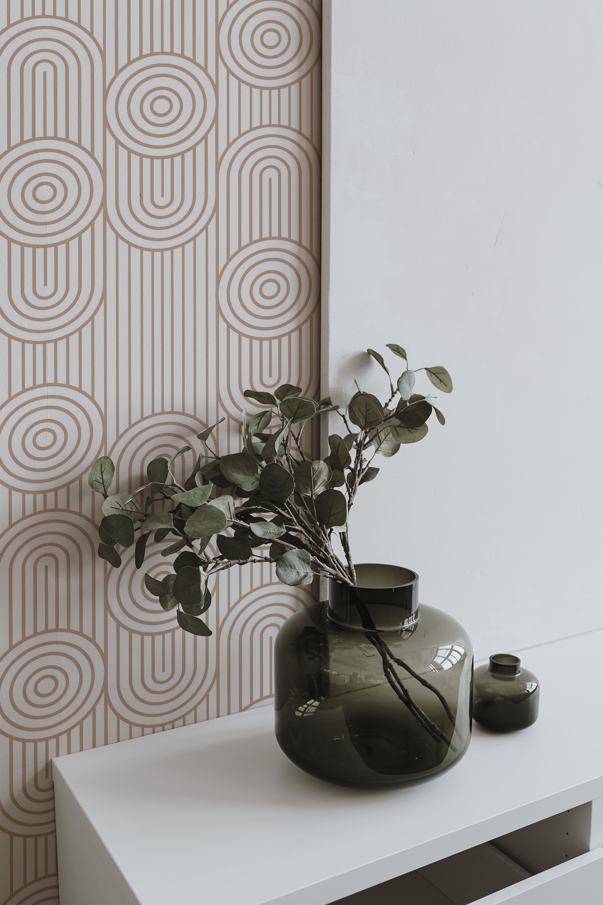 Self-adhesive wallpaper with a Line circle design featuring beige geometric patterns of concentric circles and curved lines, adding a modern and elegant touch to the wall.