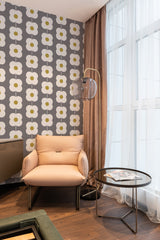 Retro flower line wallpaper with large white flowers on a gray background, each flower has a yellow center and is evenly spaced in vertical rows, creating a symmetrical and eye-catching pattern. Traditional wallpaper.