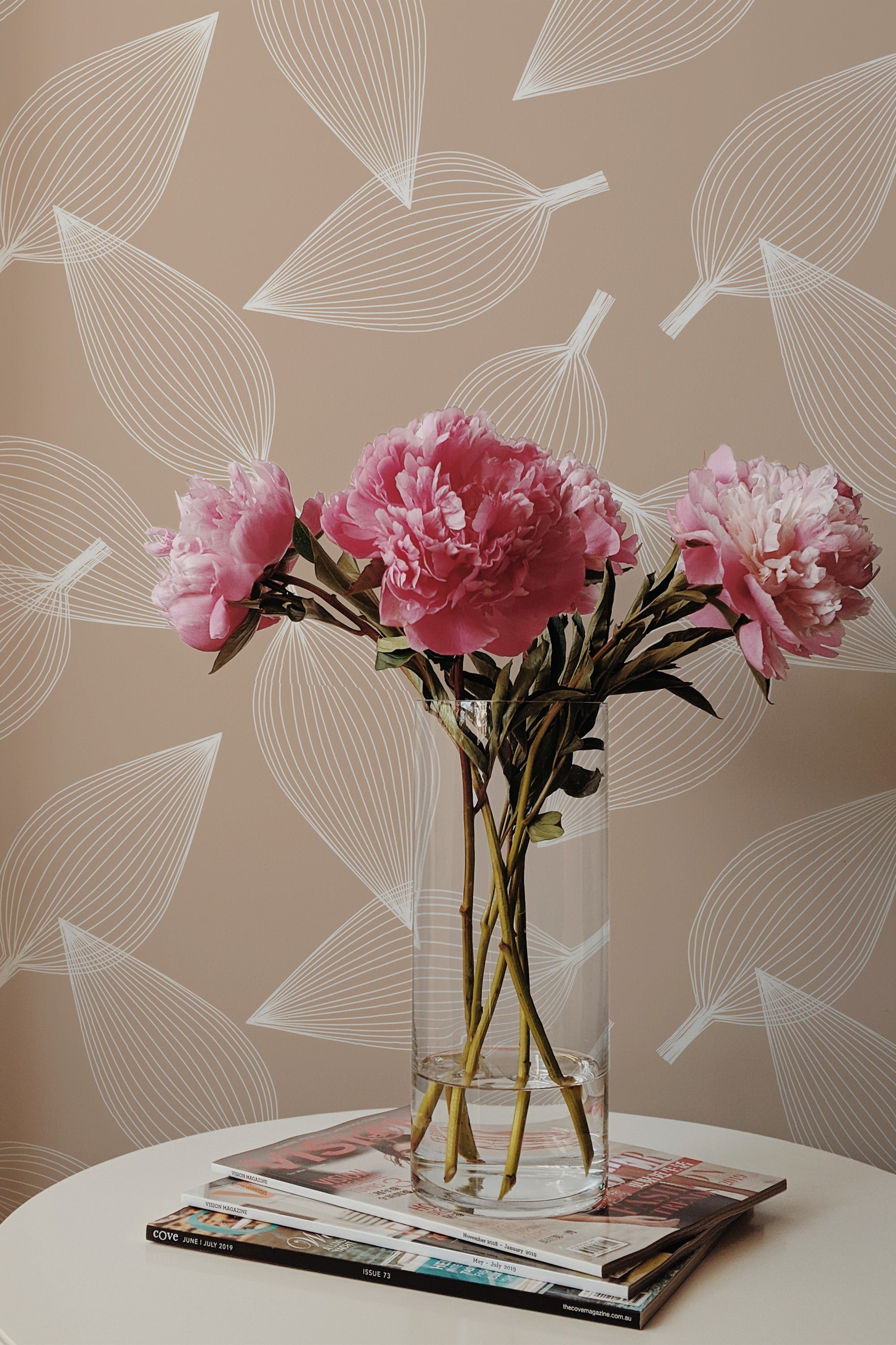 Self-adhesive nursery wallpaper with a pattern of large white leaves on a neutral background, providing a gentle and subtle decoration suitable for a child's room.