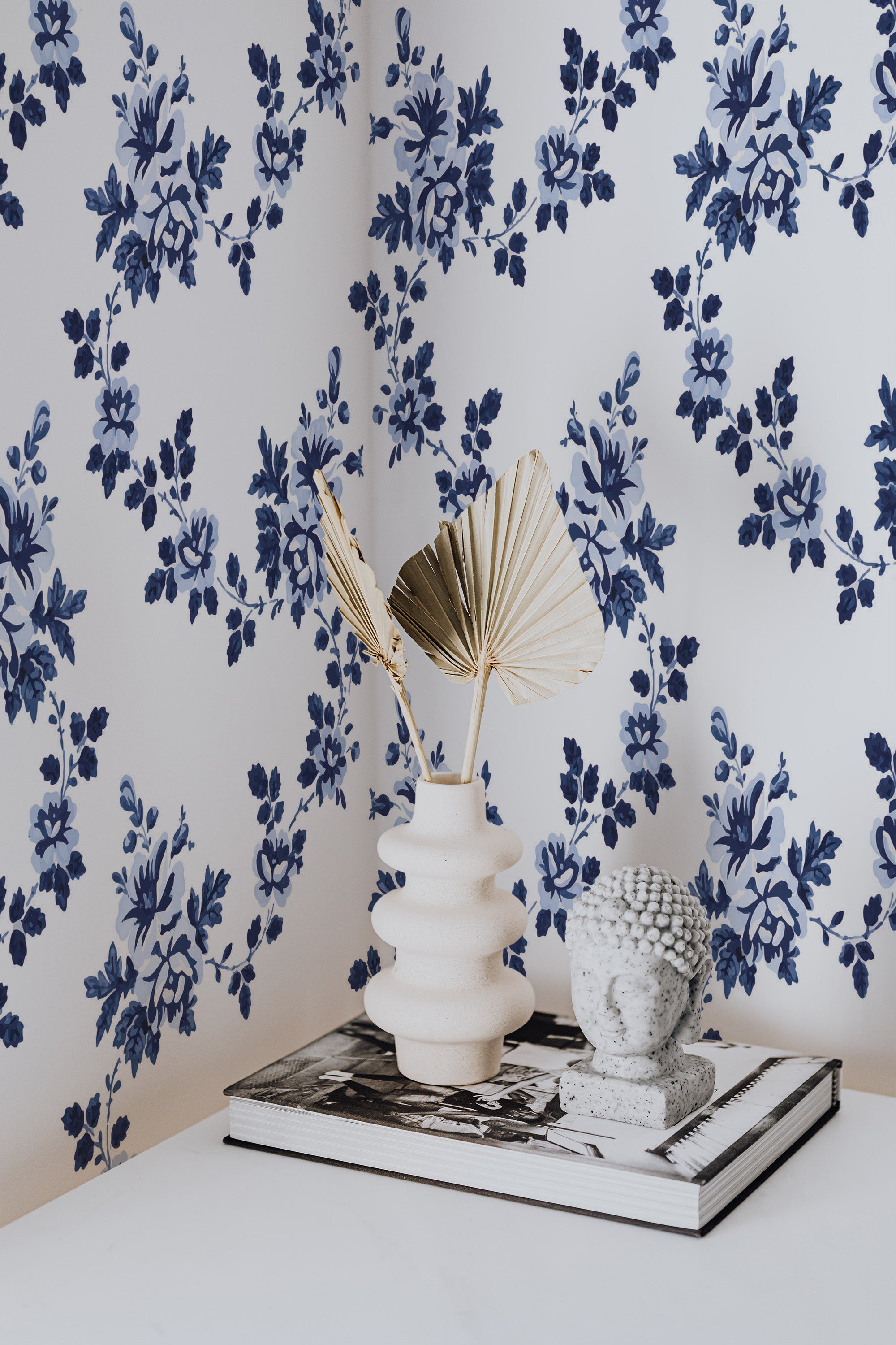 Self-adhesive farmhouse-style wallpaper with a blue floral pattern on a white background, accentuating a modern rustic aesthetic.