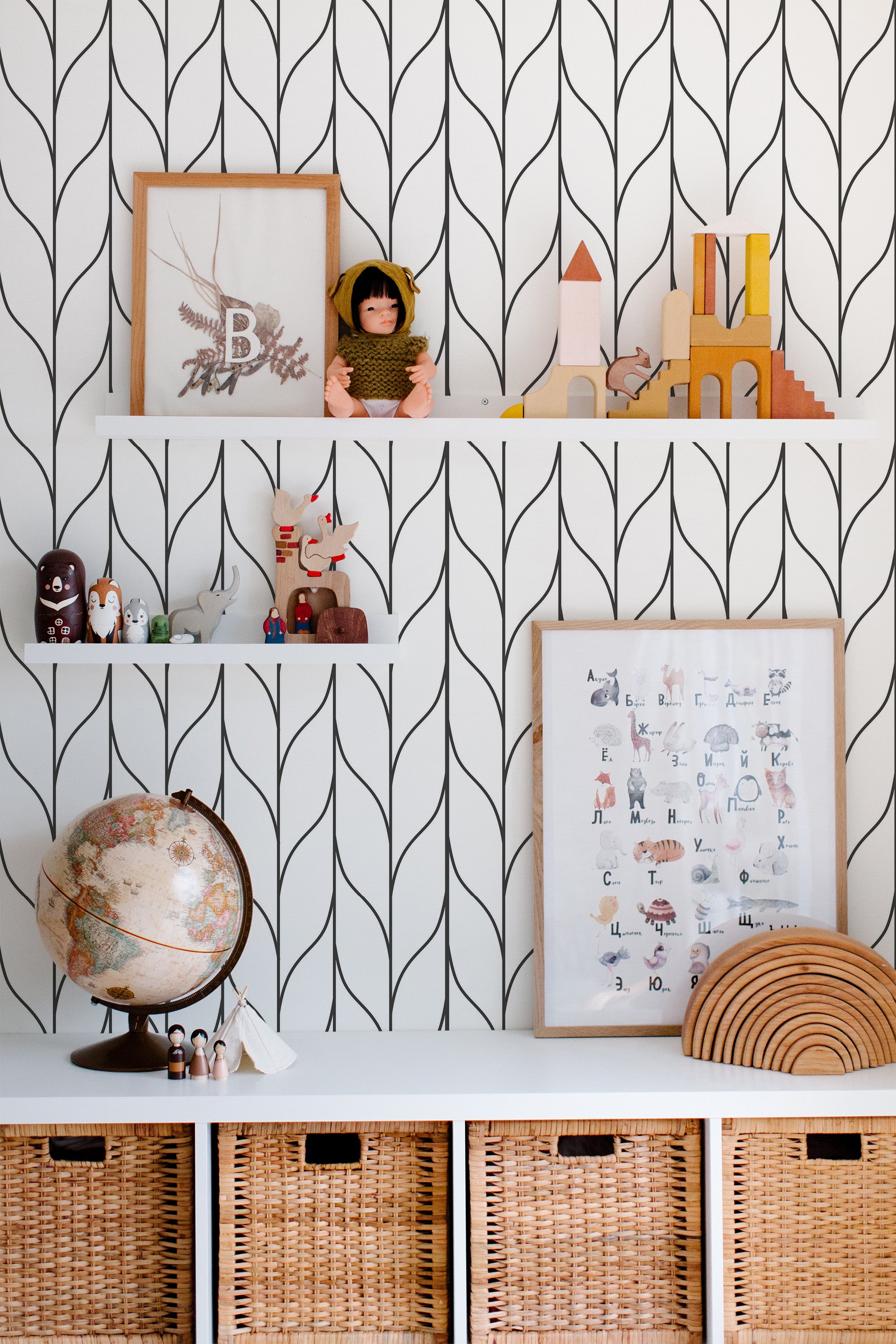 Self-adhesive wallpaper with a knitted stripe design featuring vertical black lines curving in a wave pattern on a white background, giving a modern, cozy feel to the room.