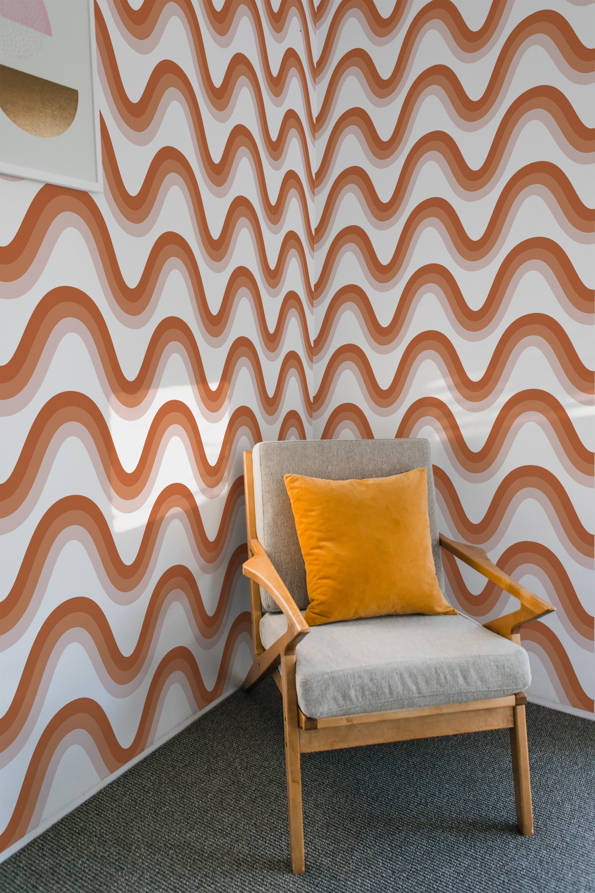 Wavy, flowing lines in warm earthy tones of terracotta and beige run across a white background in a continuous pattern, creating a dynamic and organic feel in the room, typical of traditional wallpaper.