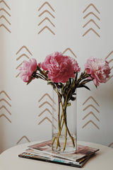 Self-adhesive wallpaper with a minimalist arrow design in neutral tones on a white background, creating a modern and clean aesthetic.