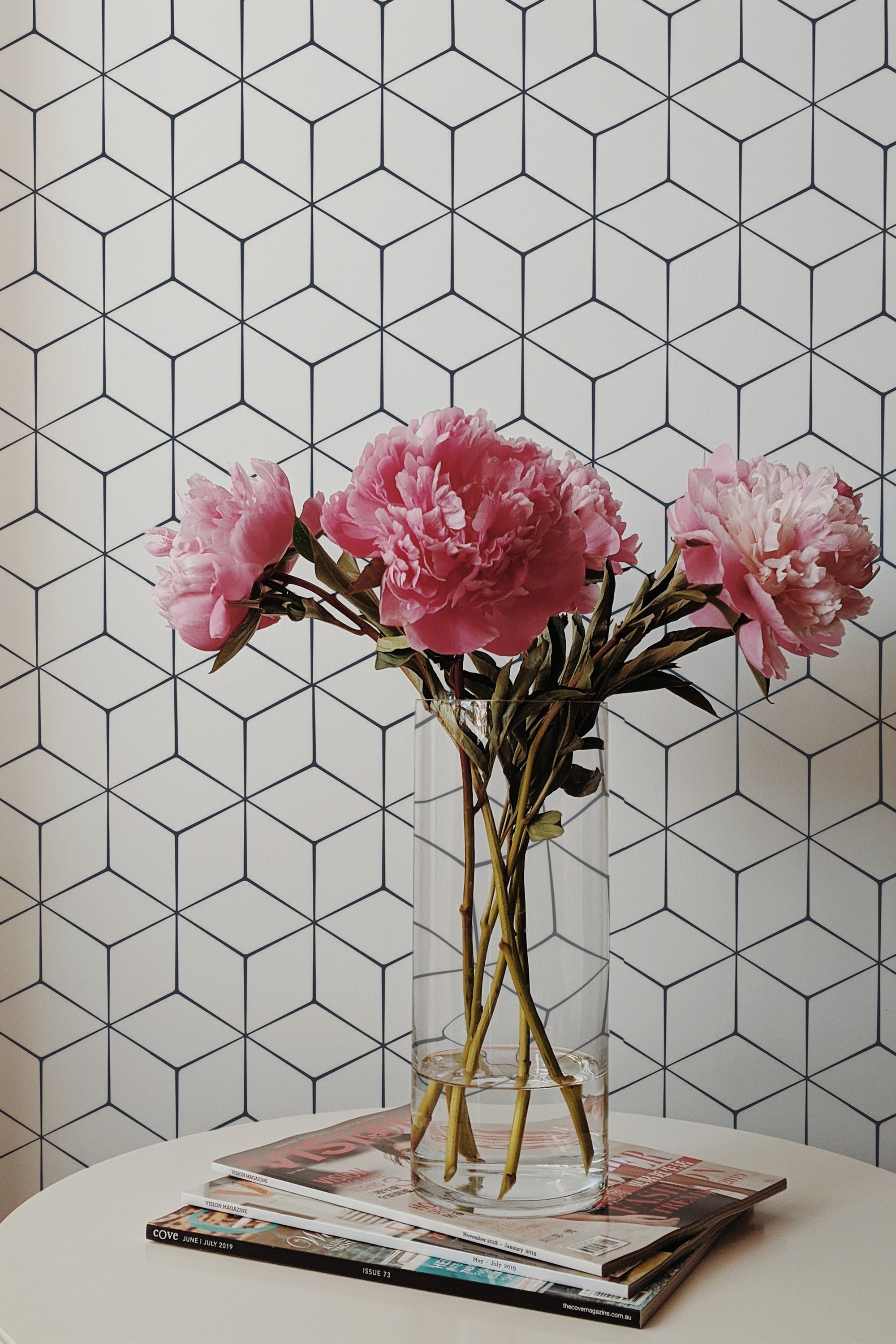 Self-adhesive geometric wallpaper in a cube pattern with interconnected black lines on a white background, adding a modern and minimalist style to the room.