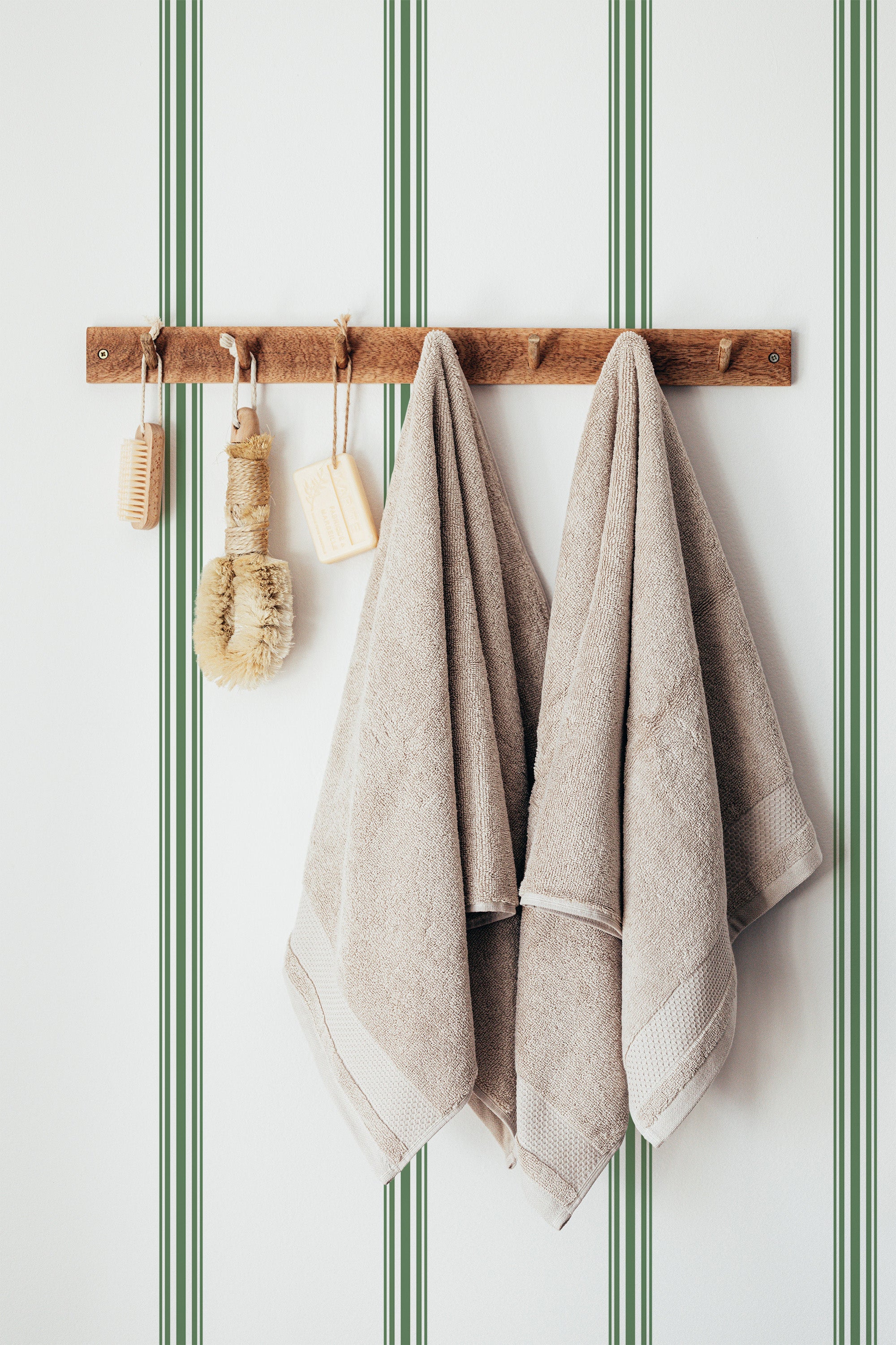 Self-adhesive wallpaper with vertical green and white stripes, adding a classic French touch to the room.