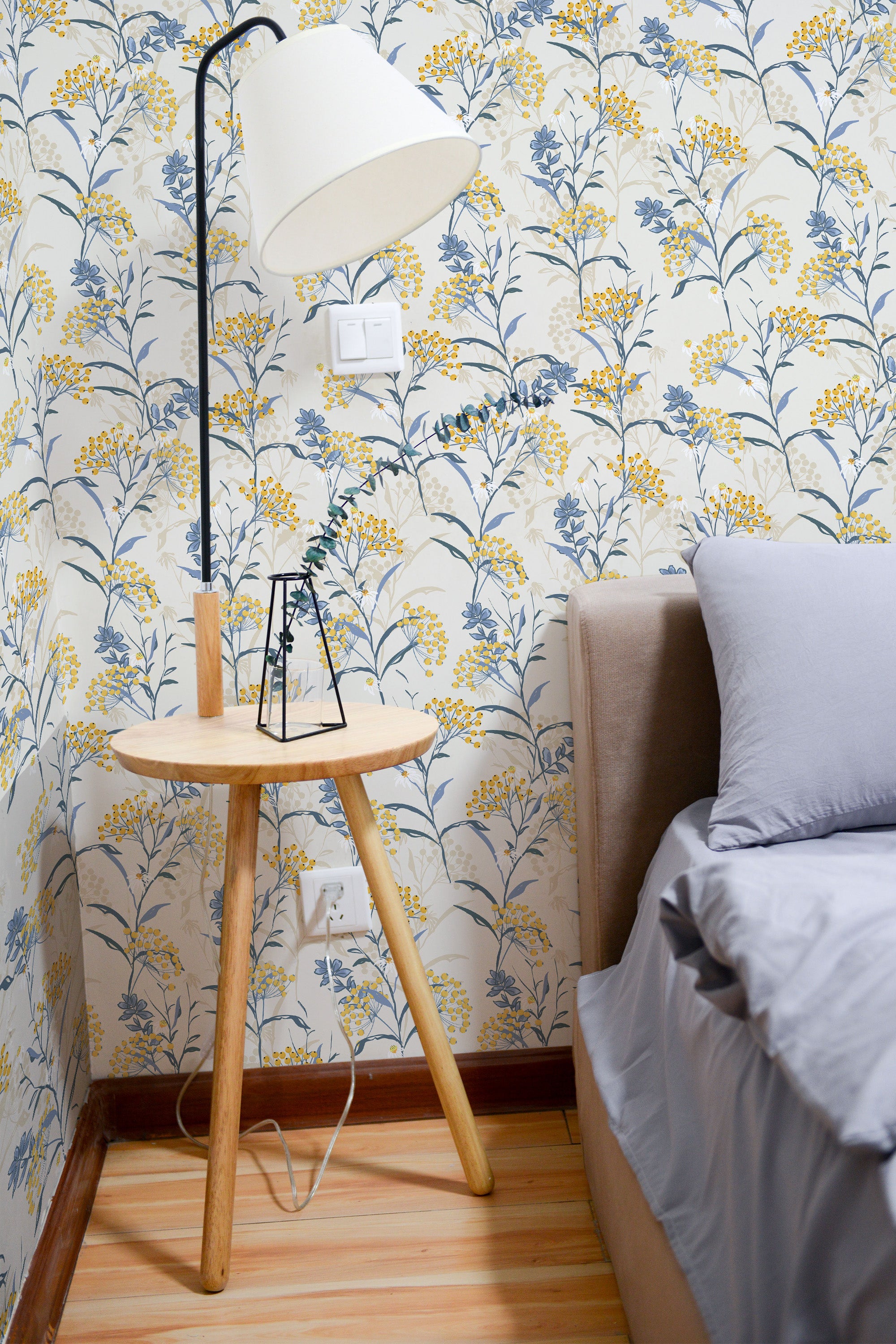 Self-adhesive wallpaper with a vintage floral design, featuring delicate yellow and blue flowers on a light background, adding a charming and cozy feel to the room.