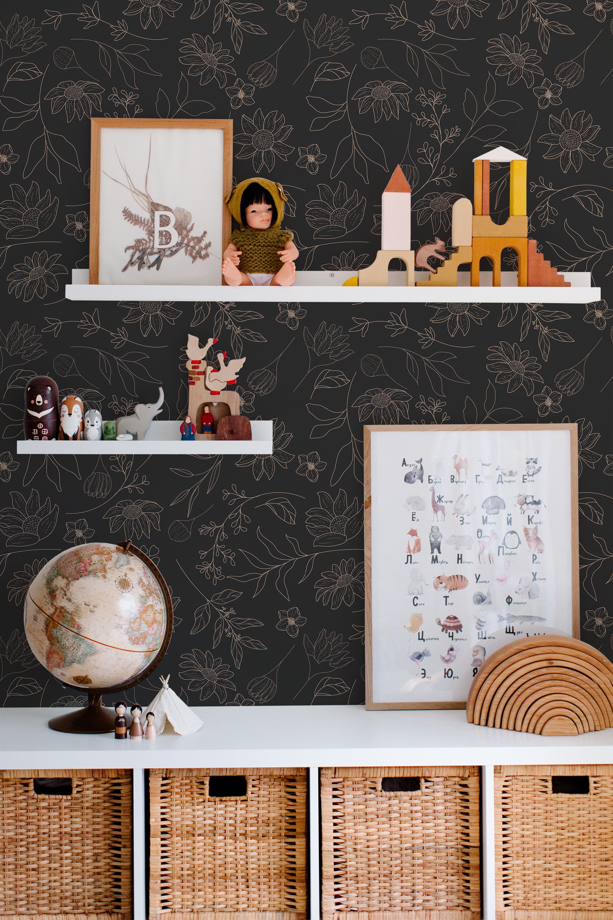 Self-adhesive wallpaper with dark floral night design, highlighting delicate gold outlines of flowers and leaves on a deep black background, creating an elegant and sophisticated atmosphere.