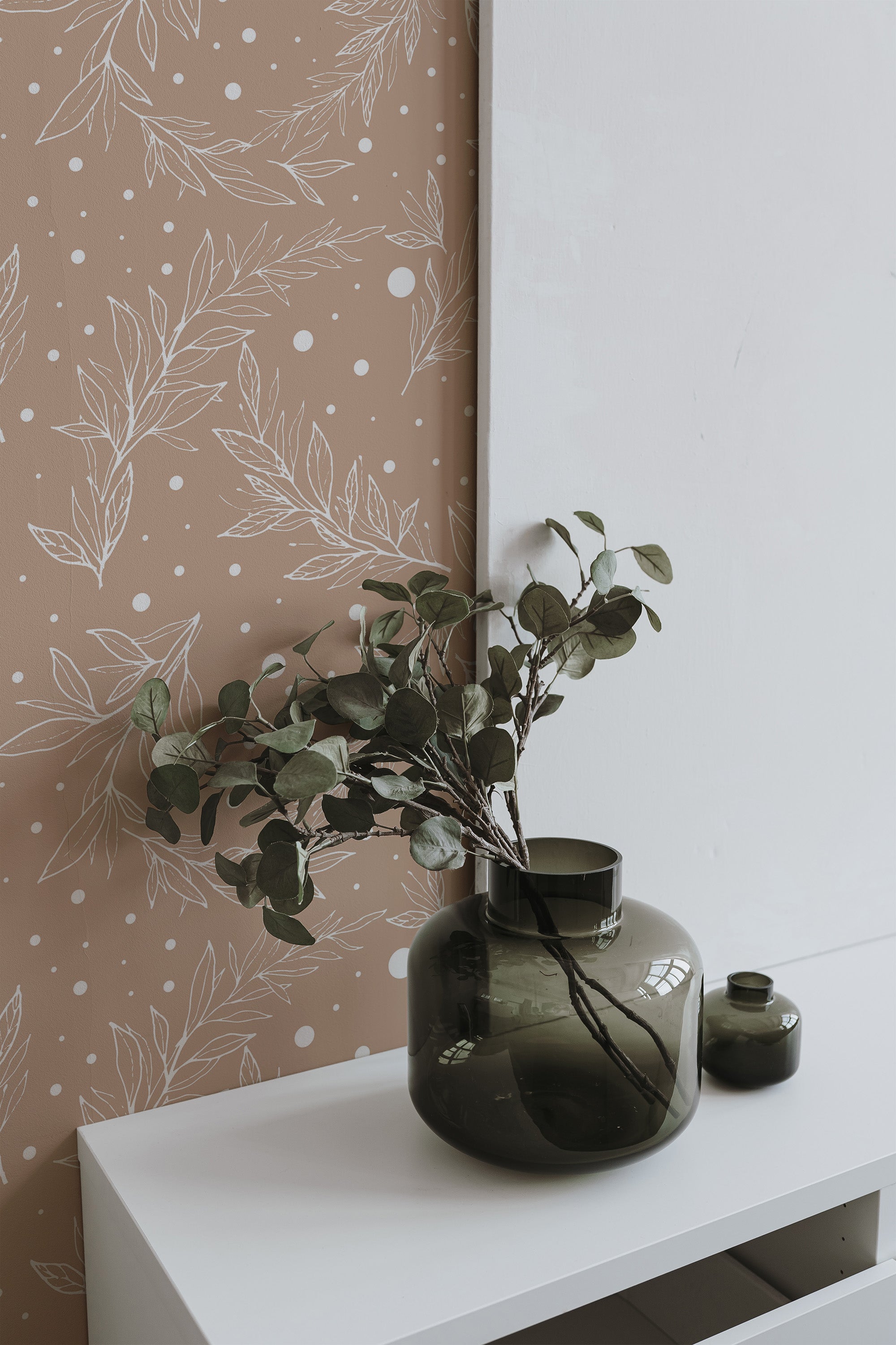Self-adhesive wallpaper with a delicate pattern of white leaves and small dots on a soft beige background, adding a touch of elegance and subtle texture to the room.