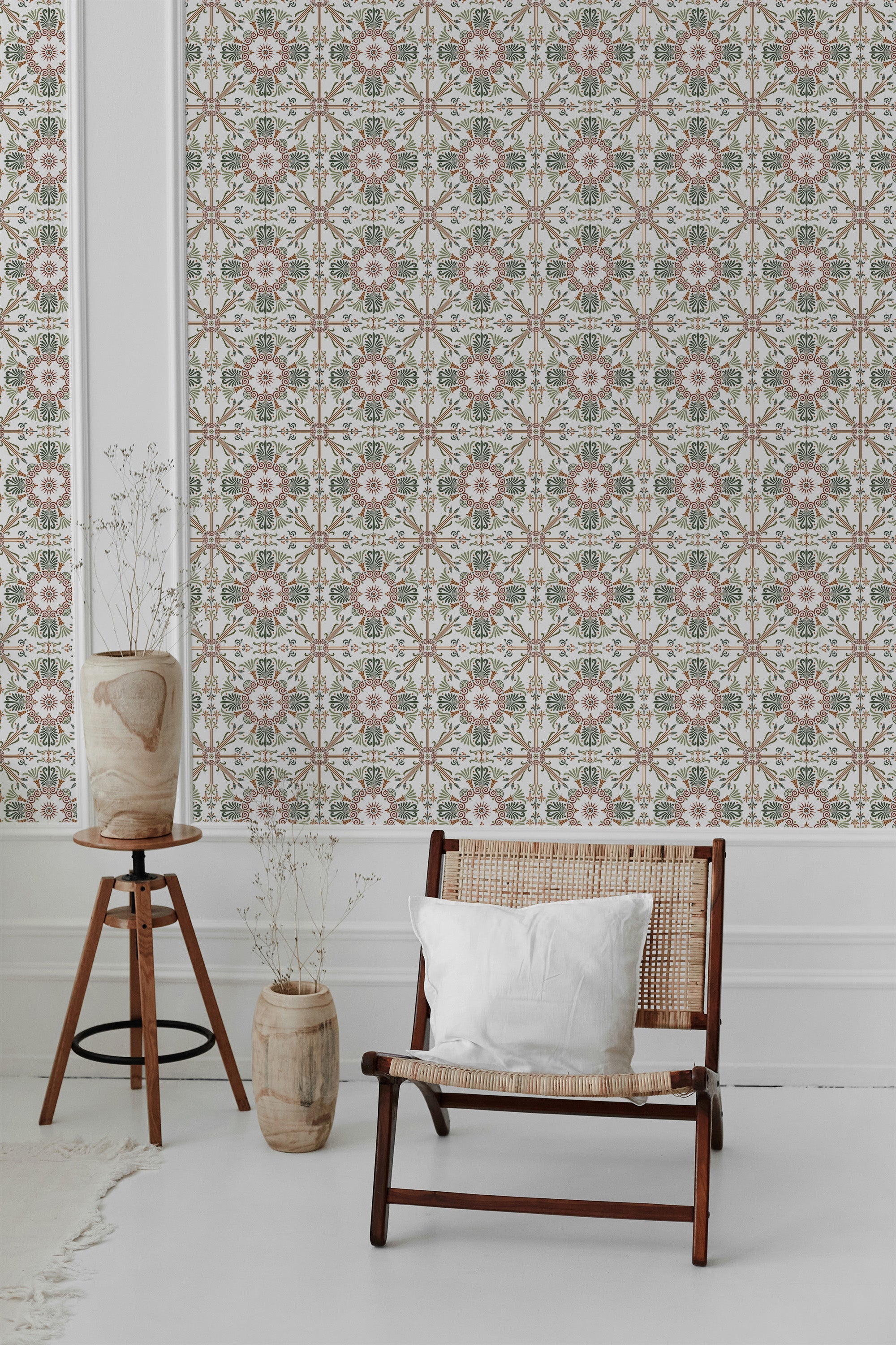 Patterned wallpaper with a repetitive design of floral and geometric motifs in soft, neutral tones. The symmetrical pattern combines pastel-colored flowers with intricate borders, creating a balanced and harmonious look. The subtle colors and classic elements give the room an elegant and timeless atmosphere, reminiscent of traditional wallpaper.