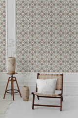 Patterned wallpaper with a repetitive design of floral and geometric motifs in soft, neutral tones. The symmetrical pattern combines pastel-colored flowers with intricate borders, creating a balanced and harmonious look. The subtle colors and classic elements give the room an elegant and timeless atmosphere, reminiscent of traditional wallpaper.