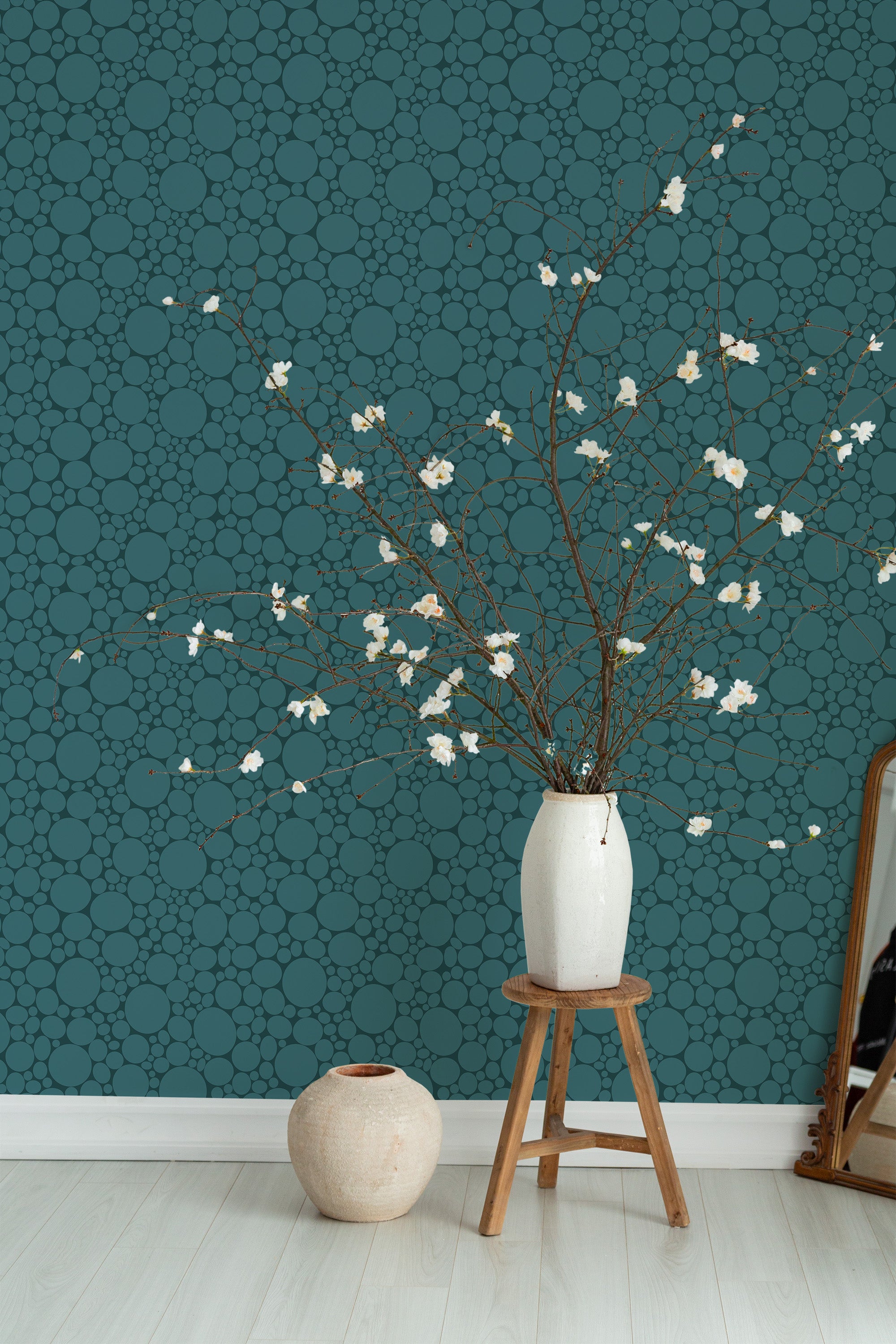 Self-adhesive wallpaper with a pattern of variously sized blue spots on a teal background, creating a modern and abstract design.