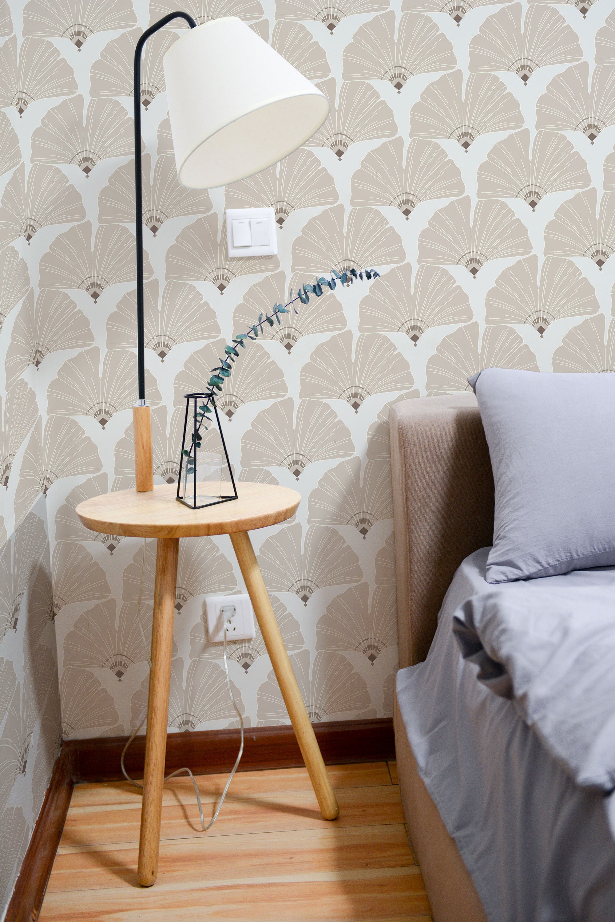 Self-adhesive wallpaper with a neutral ginkgo arch design featuring delicate ginkgo leaves arranged in a fan-like pattern against a soft beige background.