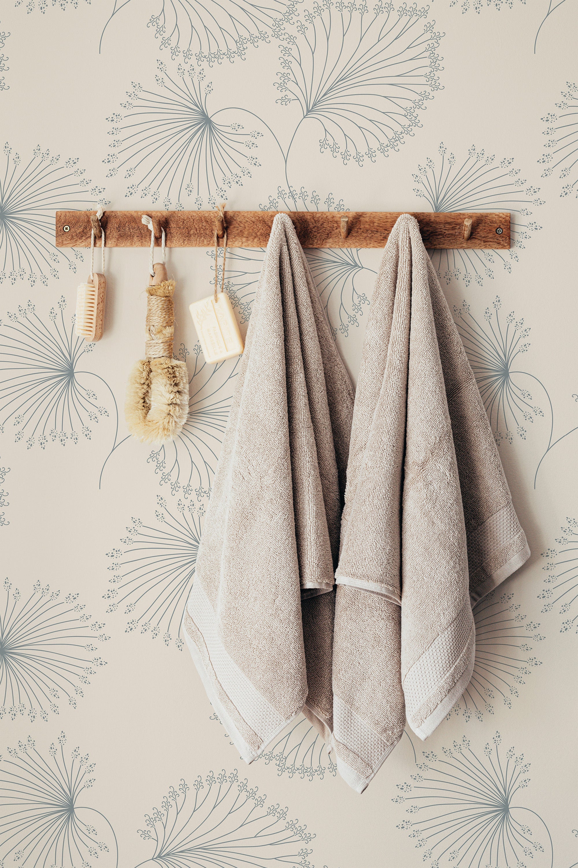 Self-adhesive Large Vintage Leaf wallpaper with delicate leaf patterns in shades of soft blue on a beige background, creating a nostalgic and elegant atmosphere in the room.