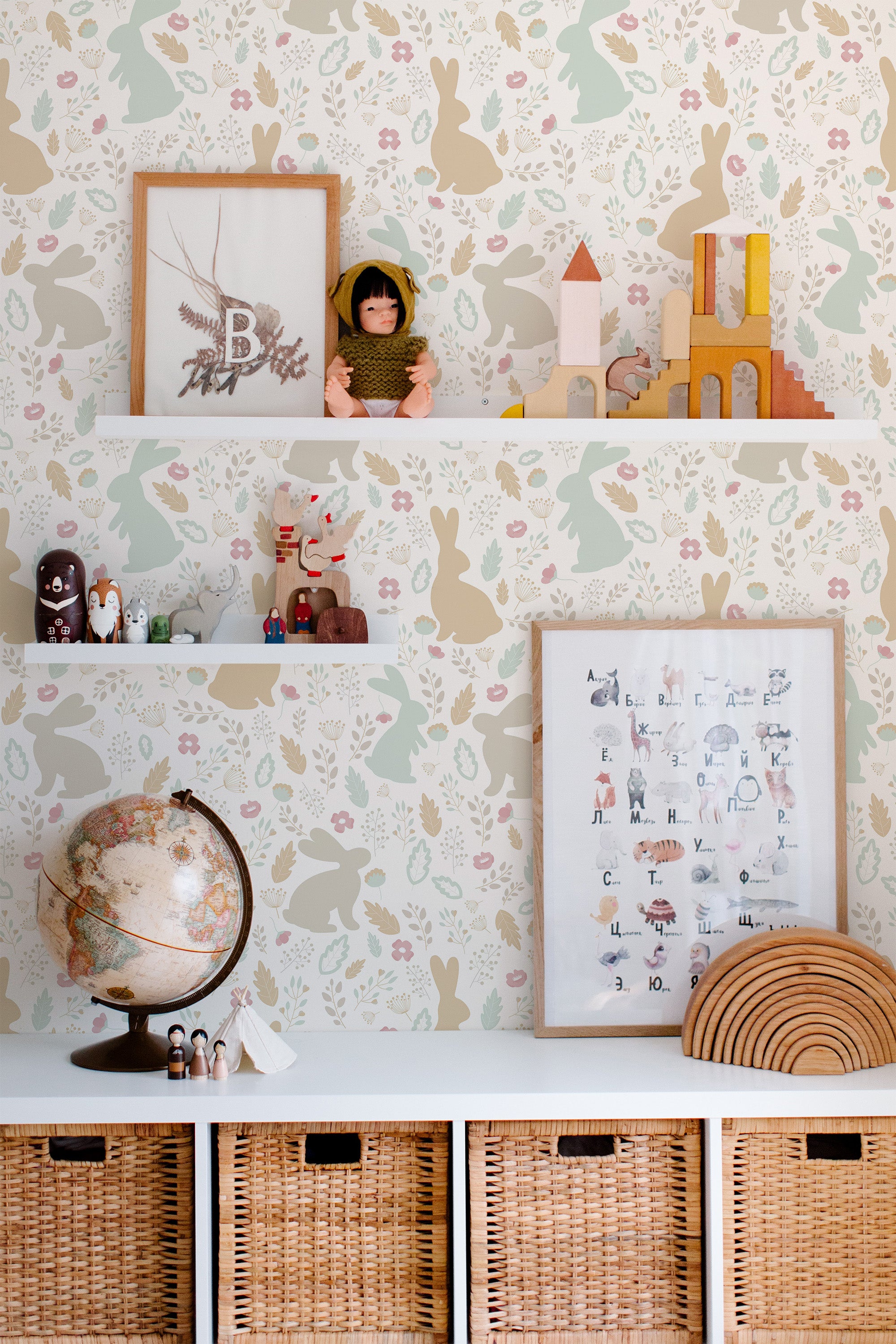 Self-adhesive wallpaper with a Scandinavian bunny design, featuring light pastel-colored bunnies among simple foliage and flowers, creating a playful and serene atmosphere in the room.