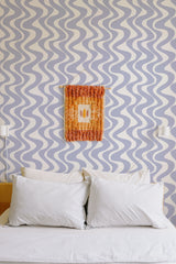 Self-adhesive wallpaper with a light gray and white wave pattern, creating a beach-inspired, relaxing atmosphere in the room.