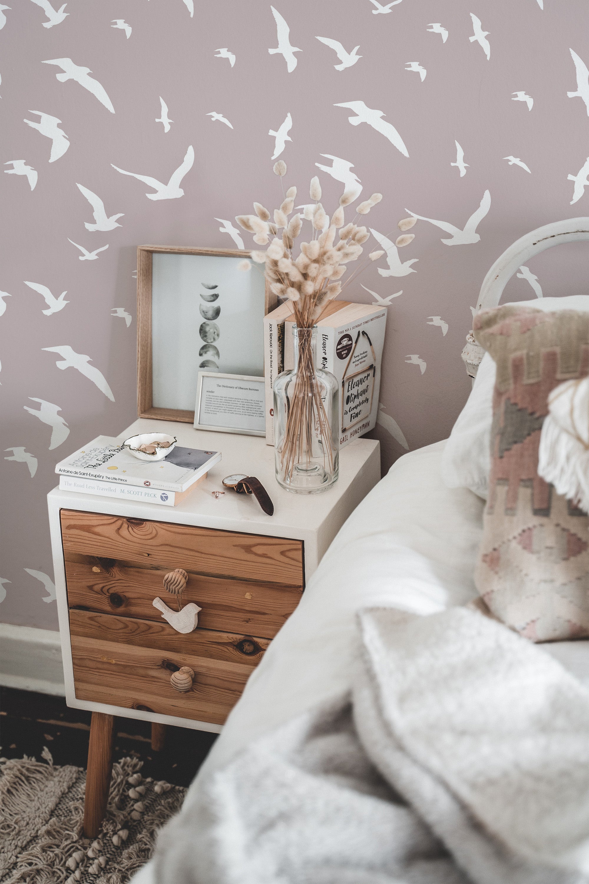 Self-adhesive wallpaper with a design of white birds in flight on a soft mauve background, creating a serene and airy ambiance.