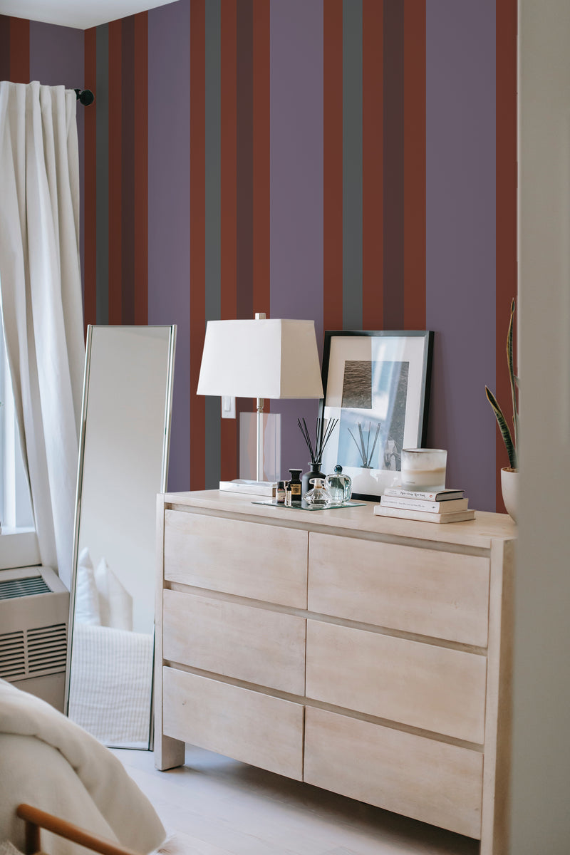 A room with vertical striped wallpaper alternating in shades of purple and brown, creating an aesthetic and ordered appearance, typical of traditional wallpaper.