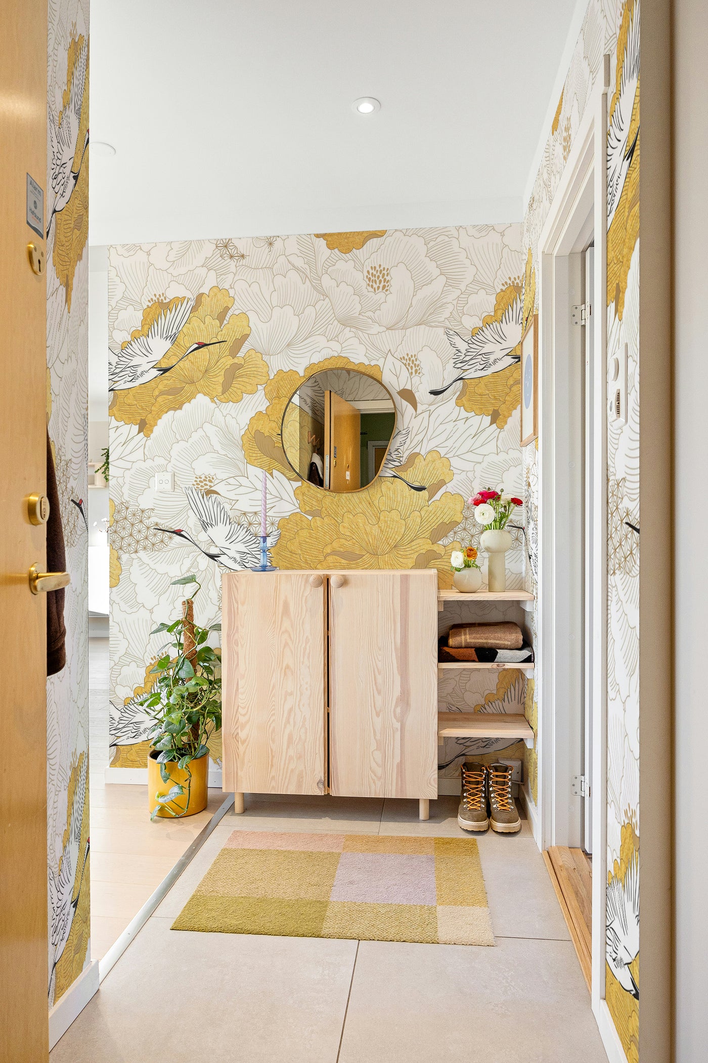 Interior with La Grand Classique wallpaper on a feature wall