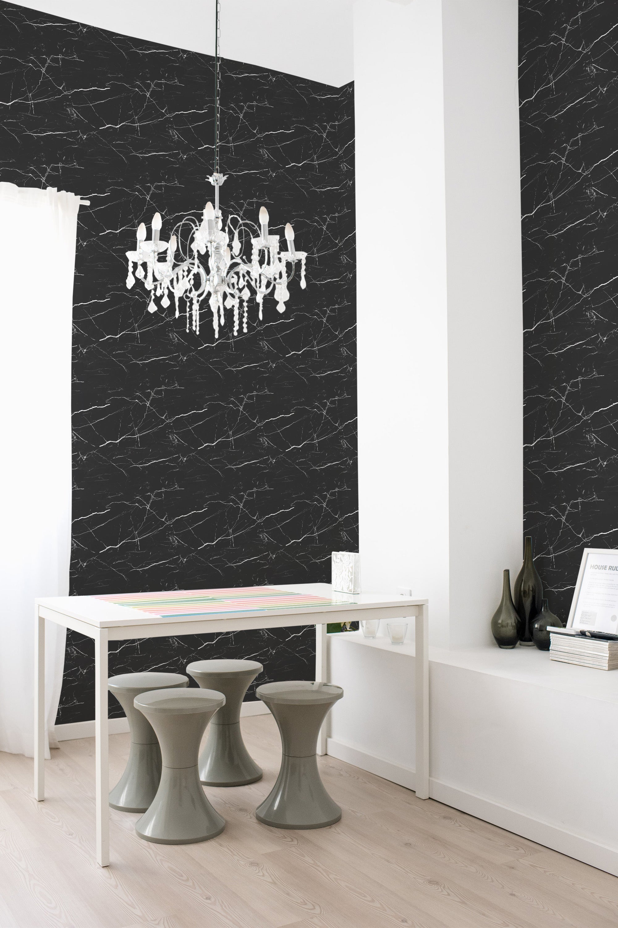 A room with black marble wallpaper with white veining patterns, creating a sophisticated and modern atmosphere. The sharp contrast between the dark background and light accents offers a bold, elegant look. The wallpaper is applied to all visible walls, enhancing the contemporary design of the space with traditional wallpaper.