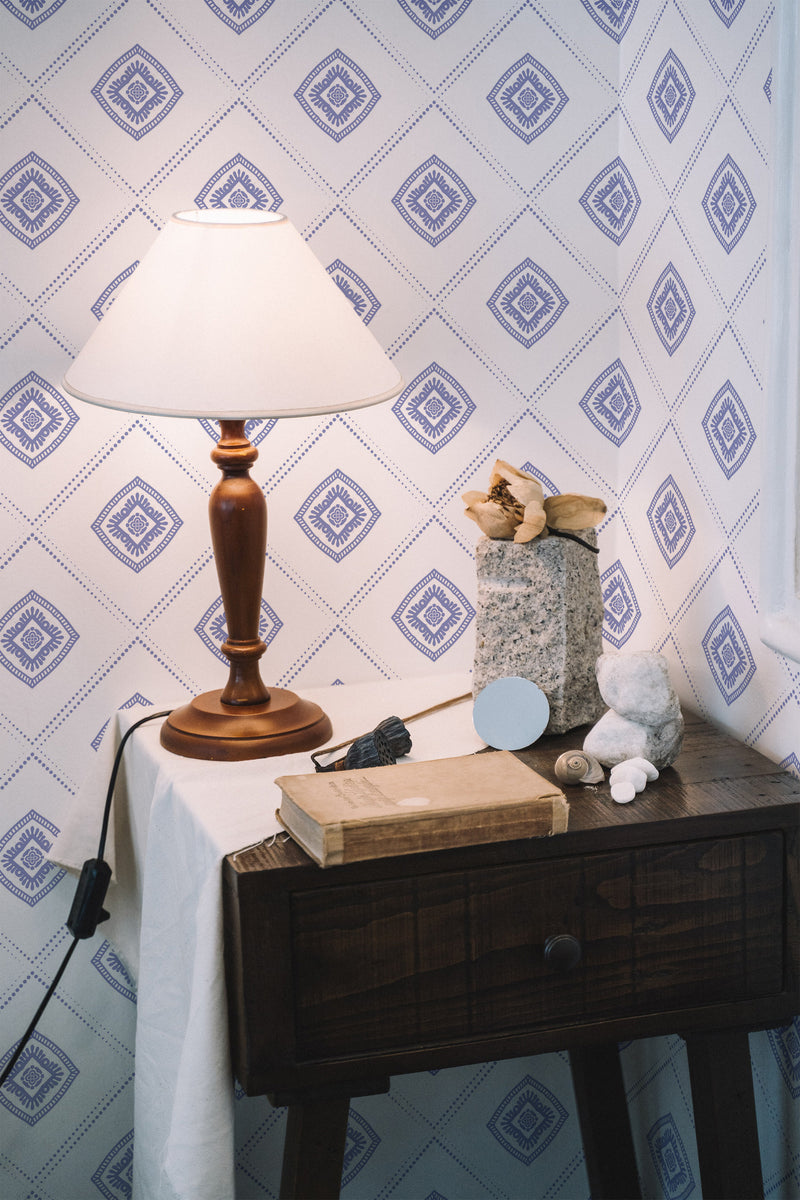 Self-adhesive wallpaper with a subtle Asian pattern in light blue, consisting of diamond shapes with intricate floral motifs, adding an elegant, sophisticated touch to the room.