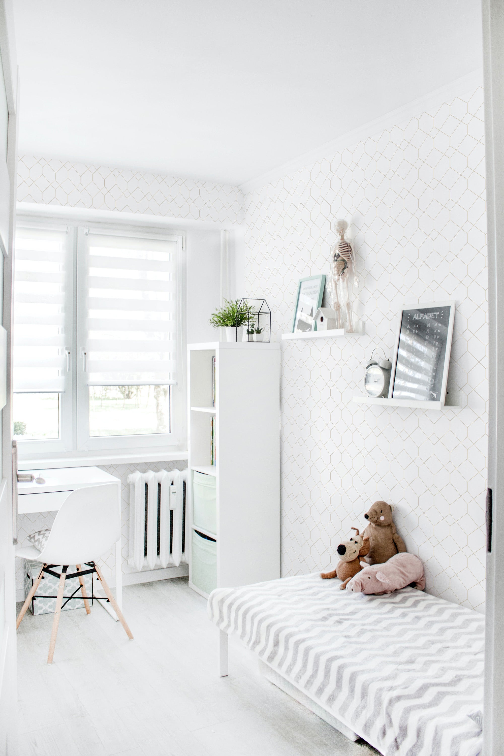 A room with Mixed rhombus wallpaper in a delicate geometric pattern on the wall, complementing the light and airy decor, characterized by soft colors and minimalist furnishings. Traditional wallpaper.