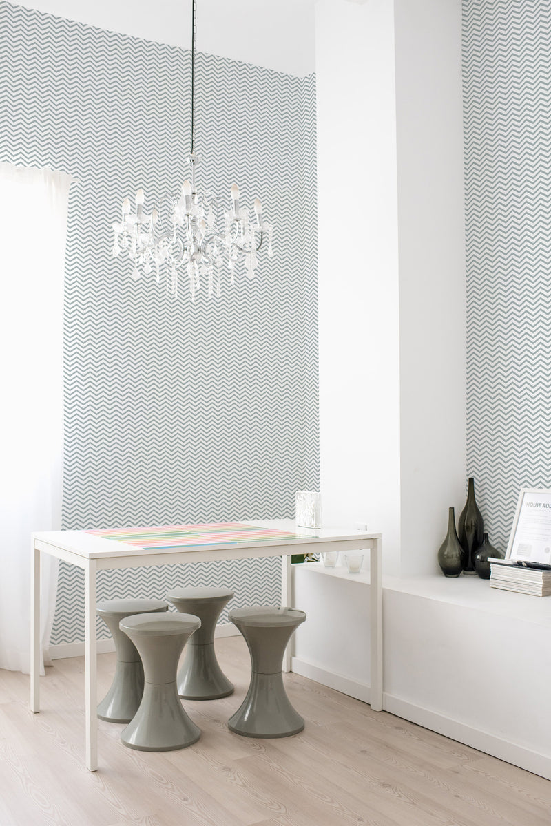 Room with a white wallpaper patterned with a repetitive, refined, and symmetrical zigzag design in grey tones, creating an elegant and sophisticated appearance, traditional wallpaper.