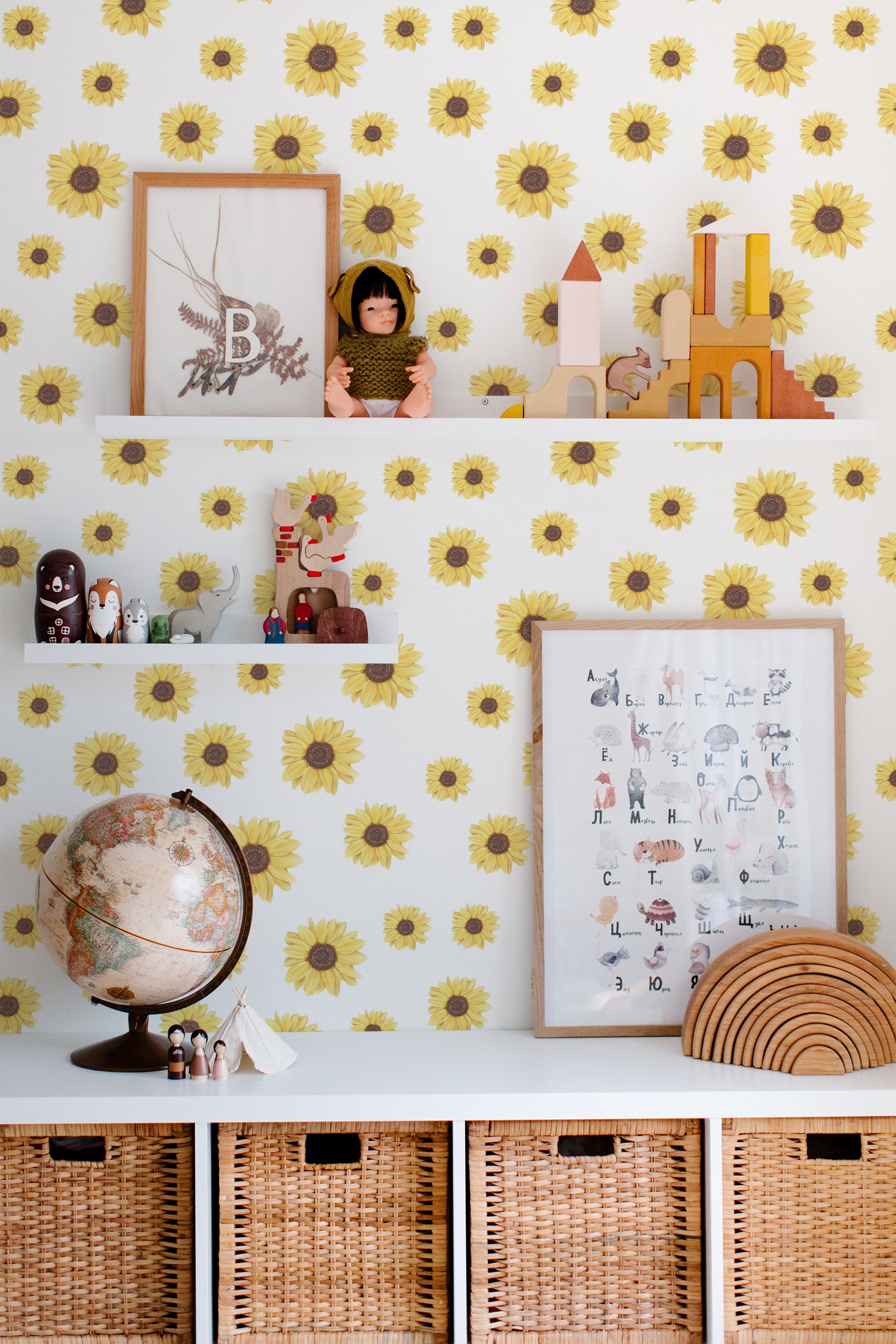 Self-adhesive wallpaper with a cheerful, repeating sunflower pattern on a light background, creating a bright and lively atmosphere in the room.