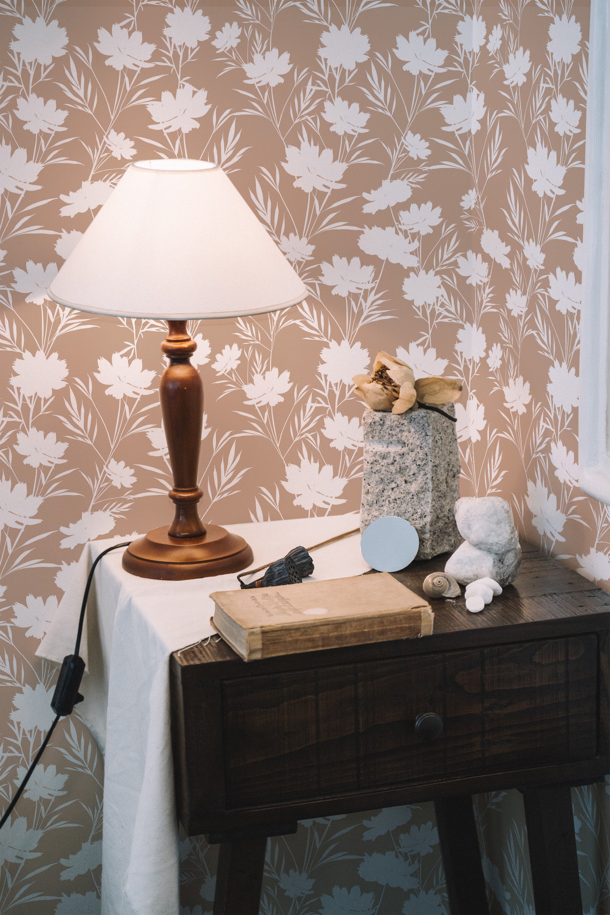 Self-adhesive wallpaper with a Retro meadow design featuring white floral patterns on a soft brown background, creating a vintage, nature-inspired look in the room.