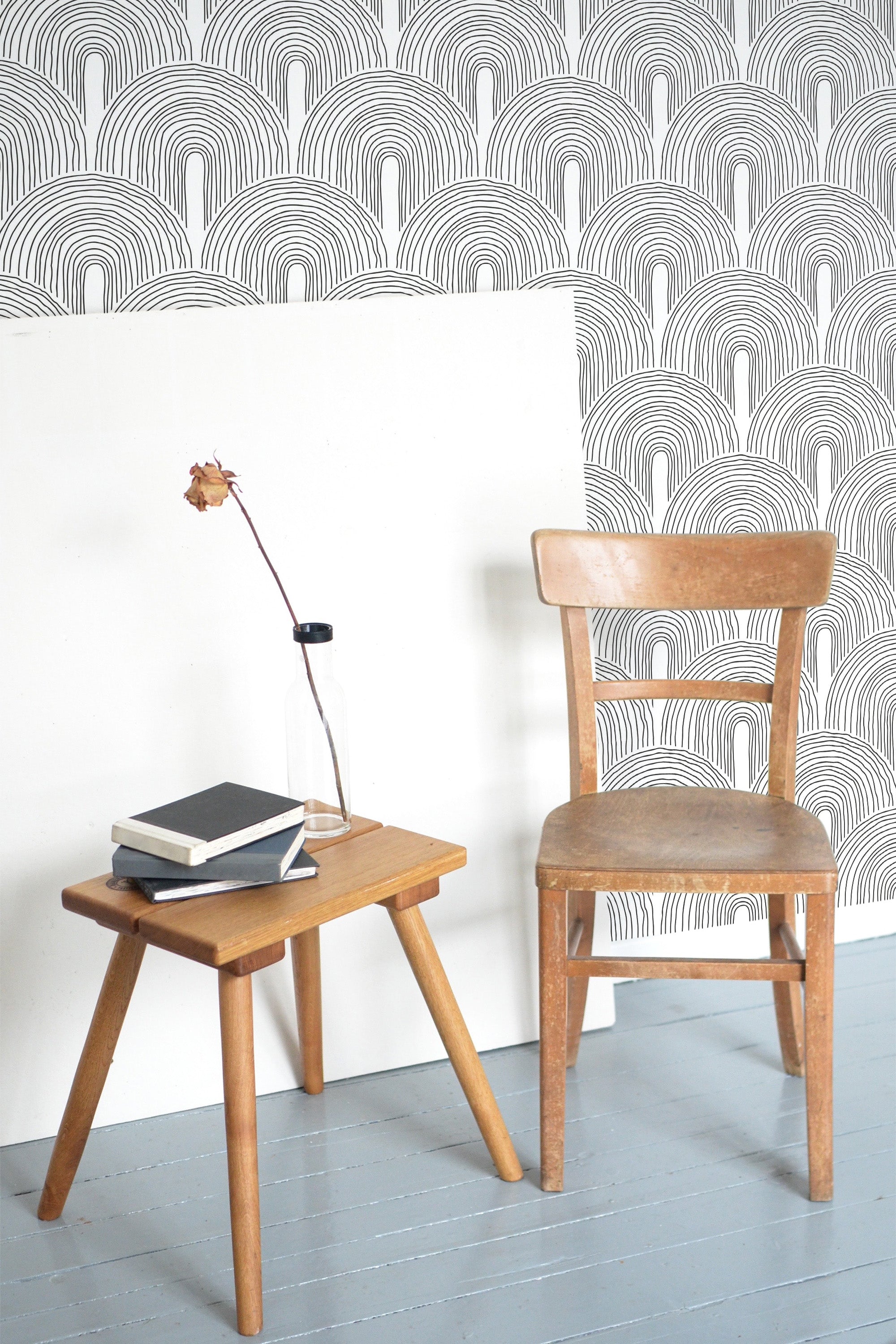 Self-adhesive wallpaper with an Art Deco line arch design in black and white, creating a sophisticated and modern pattern of overlapping arches.