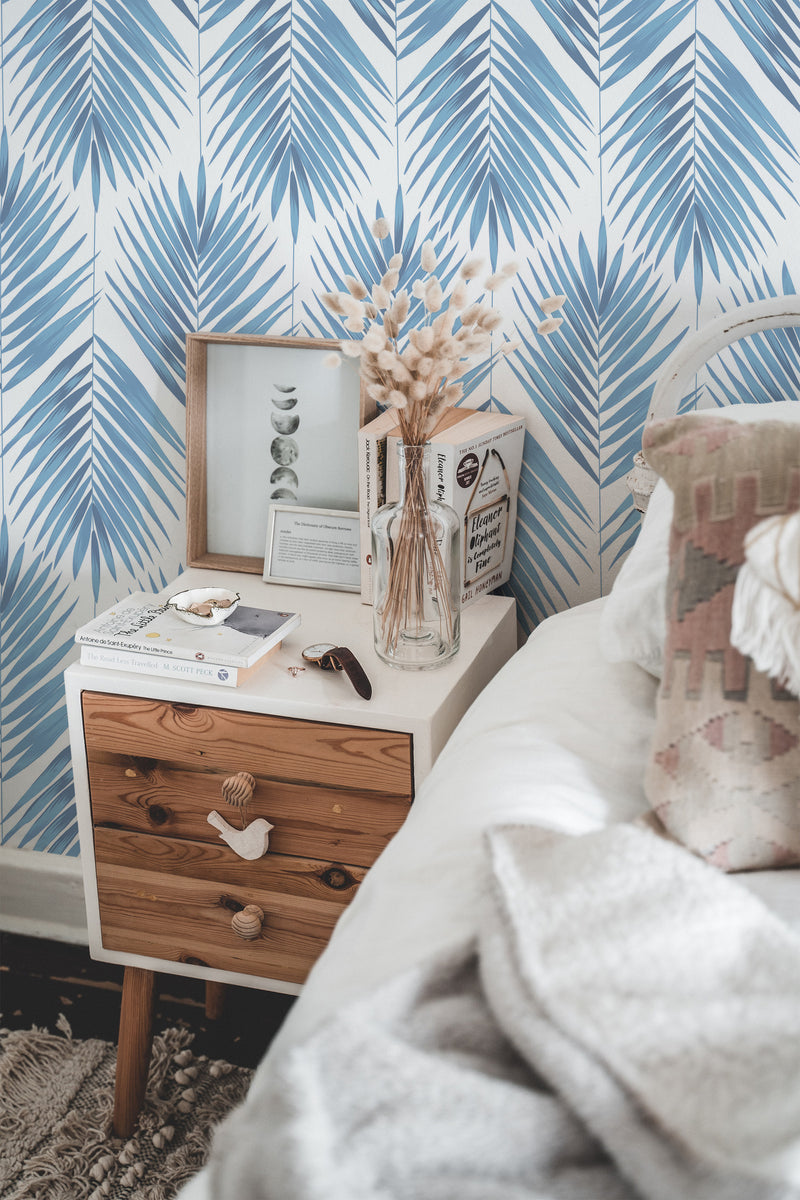 Self-adhesive wallpaper with a blue Farmhouse leaf pattern on a white background, creating a rustic and natural aesthetic.