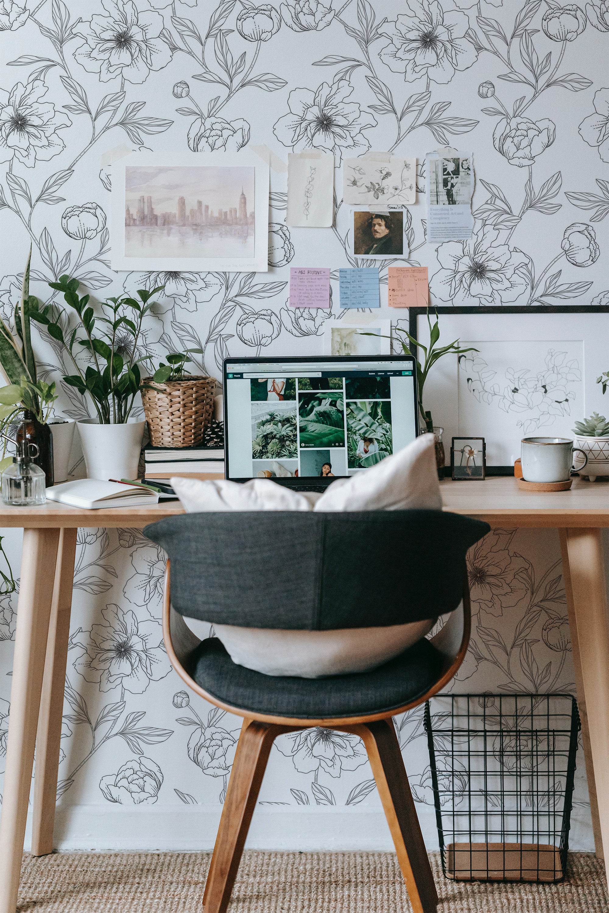 Self-adhesive wallpaper with a delicate flower line art design in black on a white background, featuring large, detailed blossoms intertwined with leaves and stems. The minimalist and artistic pattern adds an elegant and modern touch to the room.