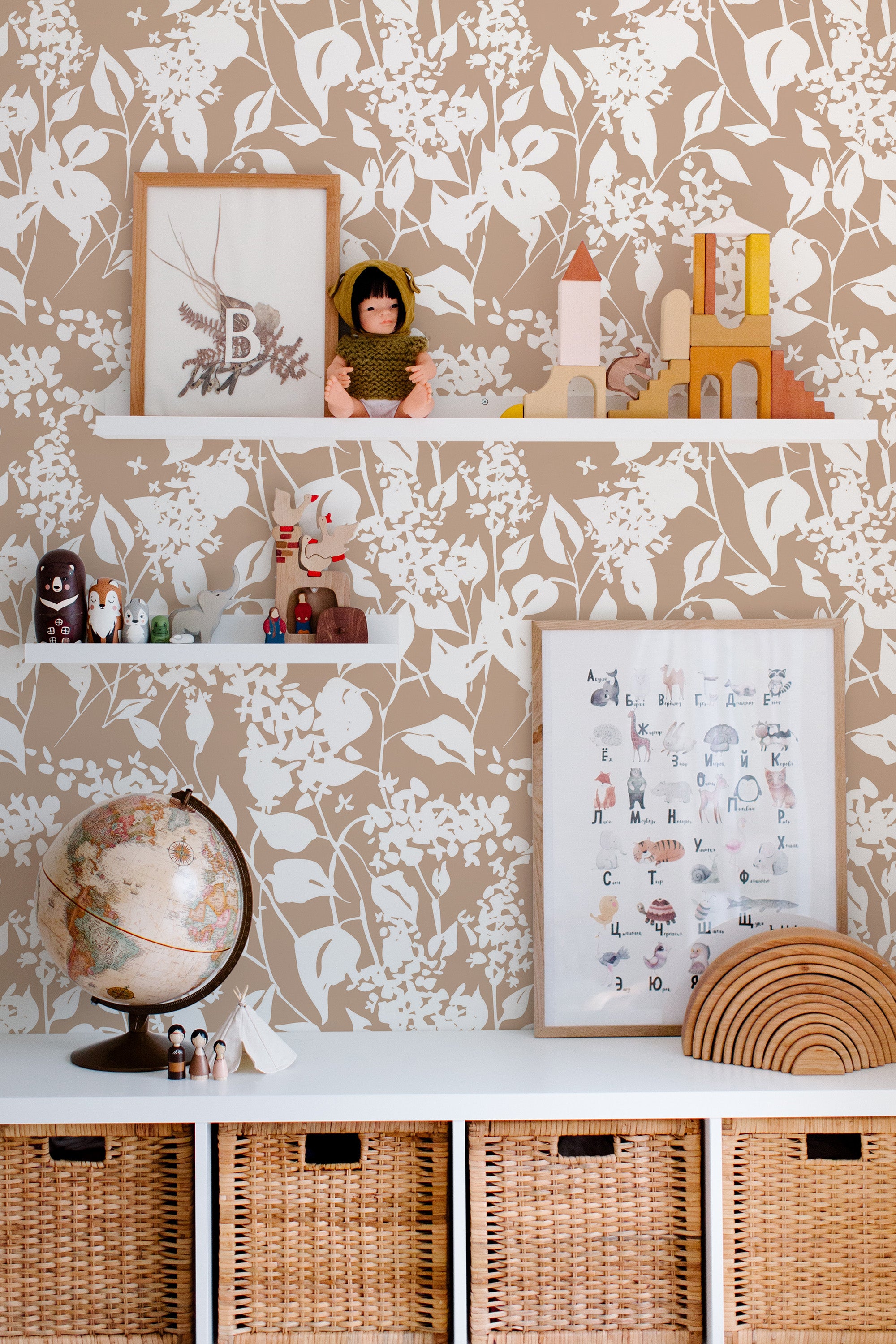 Self-adhesive wallpaper with an old-school floral pattern in neutral beige tones, with white intricate flower and leaf motifs.