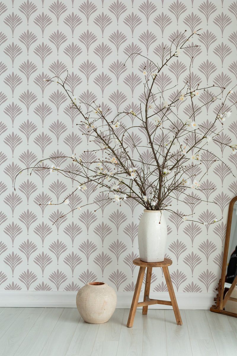 Self-adhesive Art Deco wallpaper with a repeating pattern of fan-shaped, beige and brown palm motifs on a white background, adding a vintage-inspired elegance to the room.