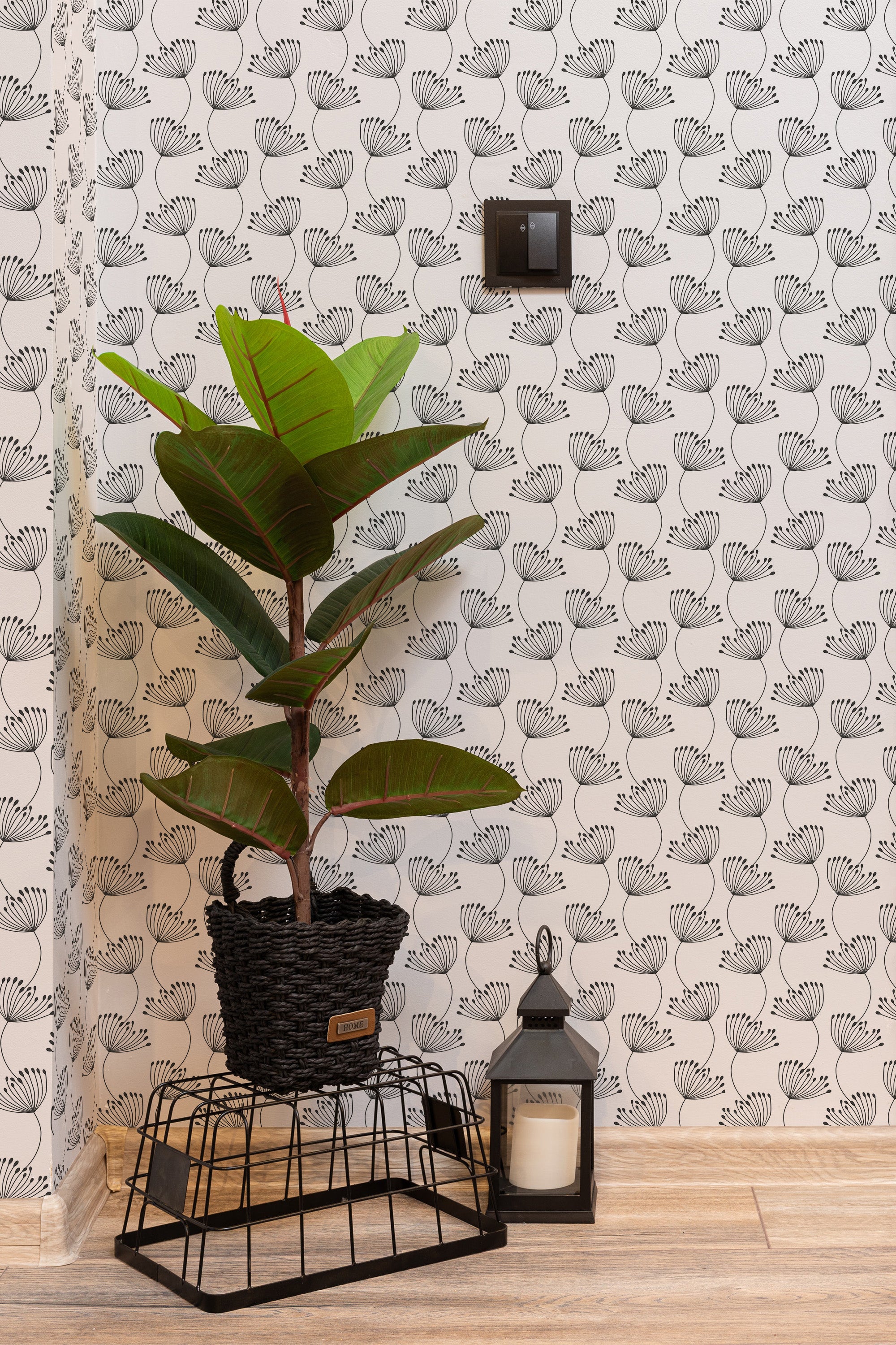 Self-adhesive wallpaper with an aesthetic floral line pattern in black on a white background, creating an elegant and minimalist look.