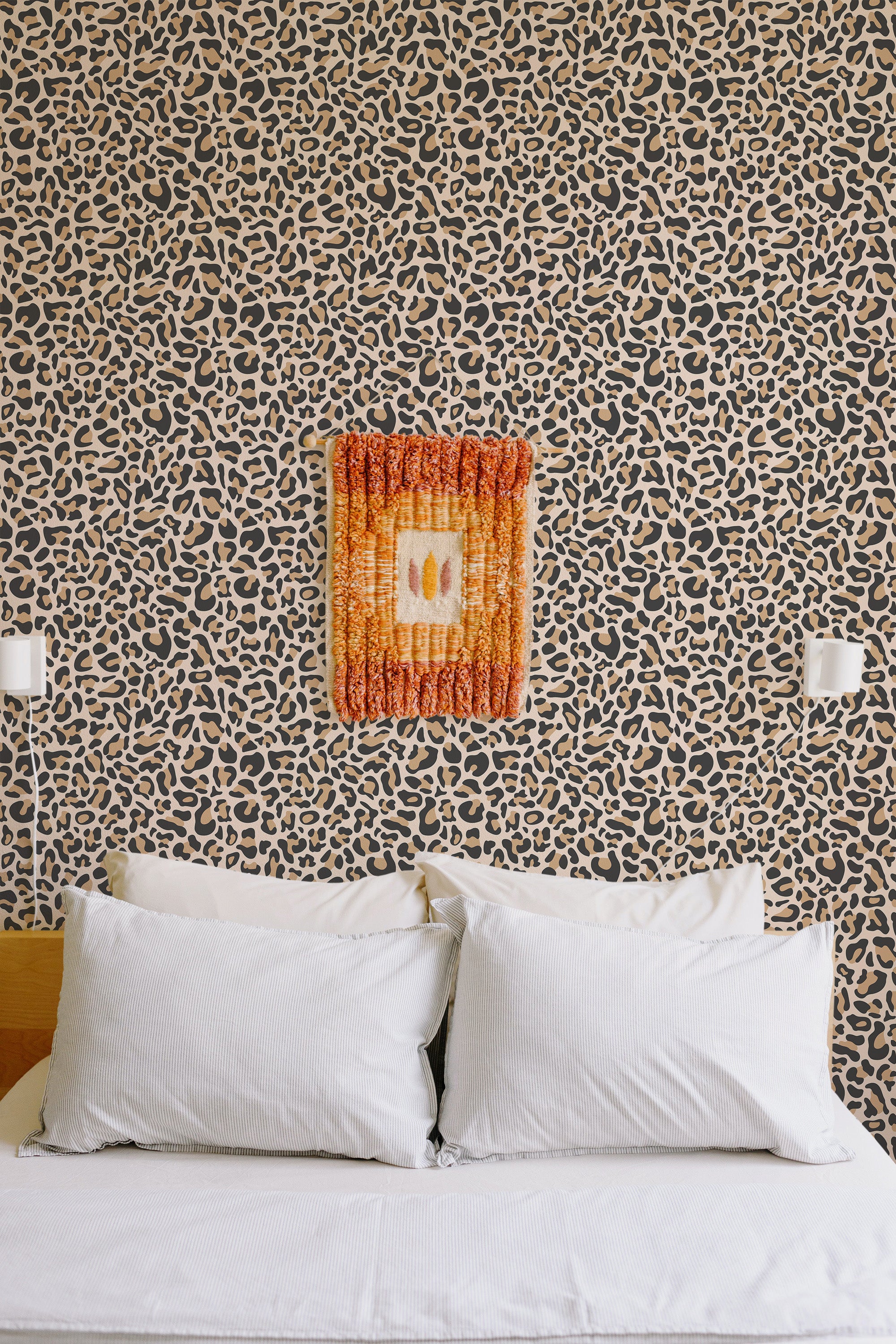 Self-adhesive wallpaper with a leopard pattern in tan and black tones, giving a bold and textured feel to the room's wall.
