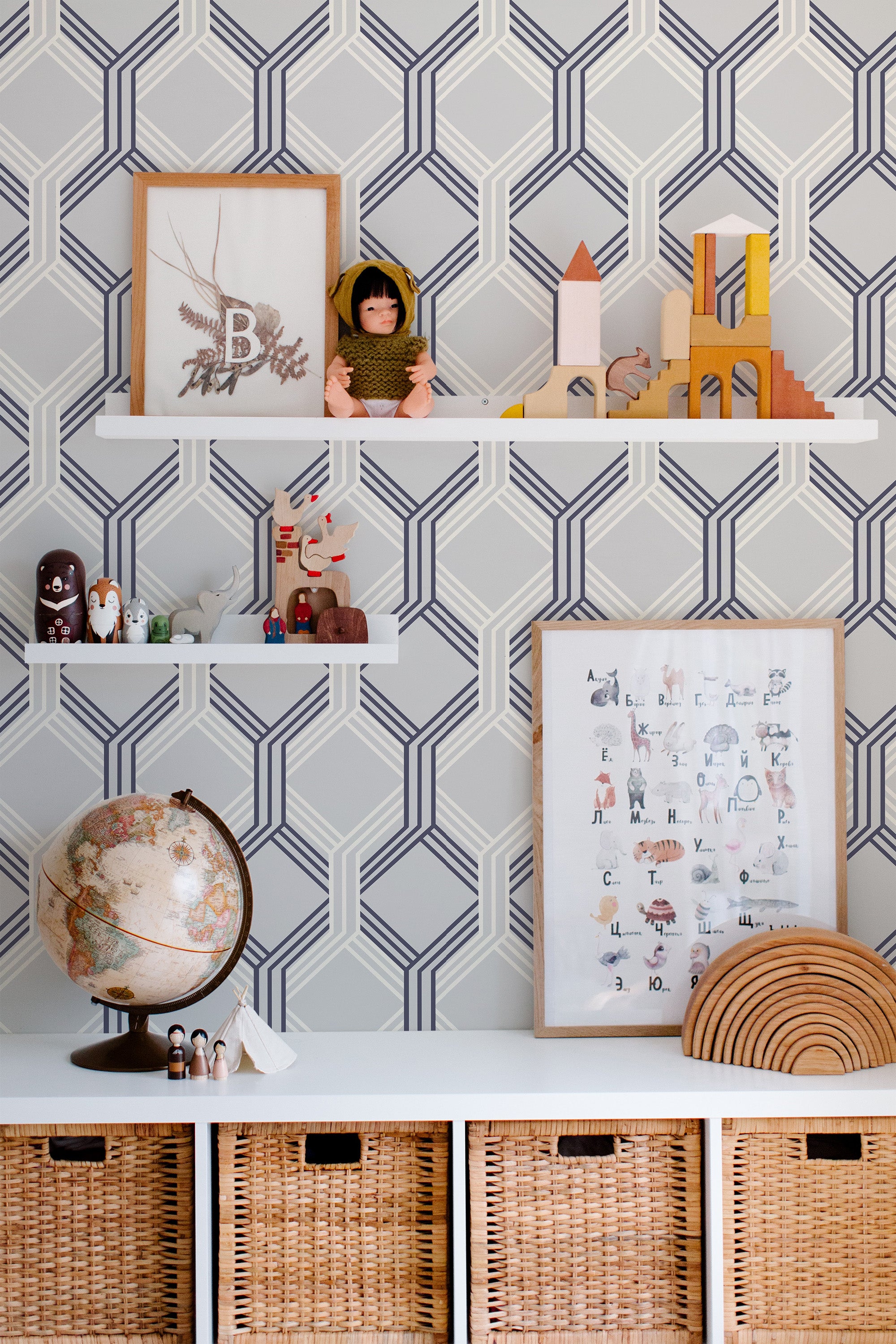 Self-adhesive traditional geometric wallpaper with a repeating pattern of intertwined squares and hexagons in shades of blue and gray, creating a structured and classic visual appeal.