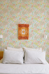 Self-adhesive wallpaper with a vibrant Summer design, covered in delicate pink, yellow, and green floral patterns, brings a lively and warm atmosphere to the room.