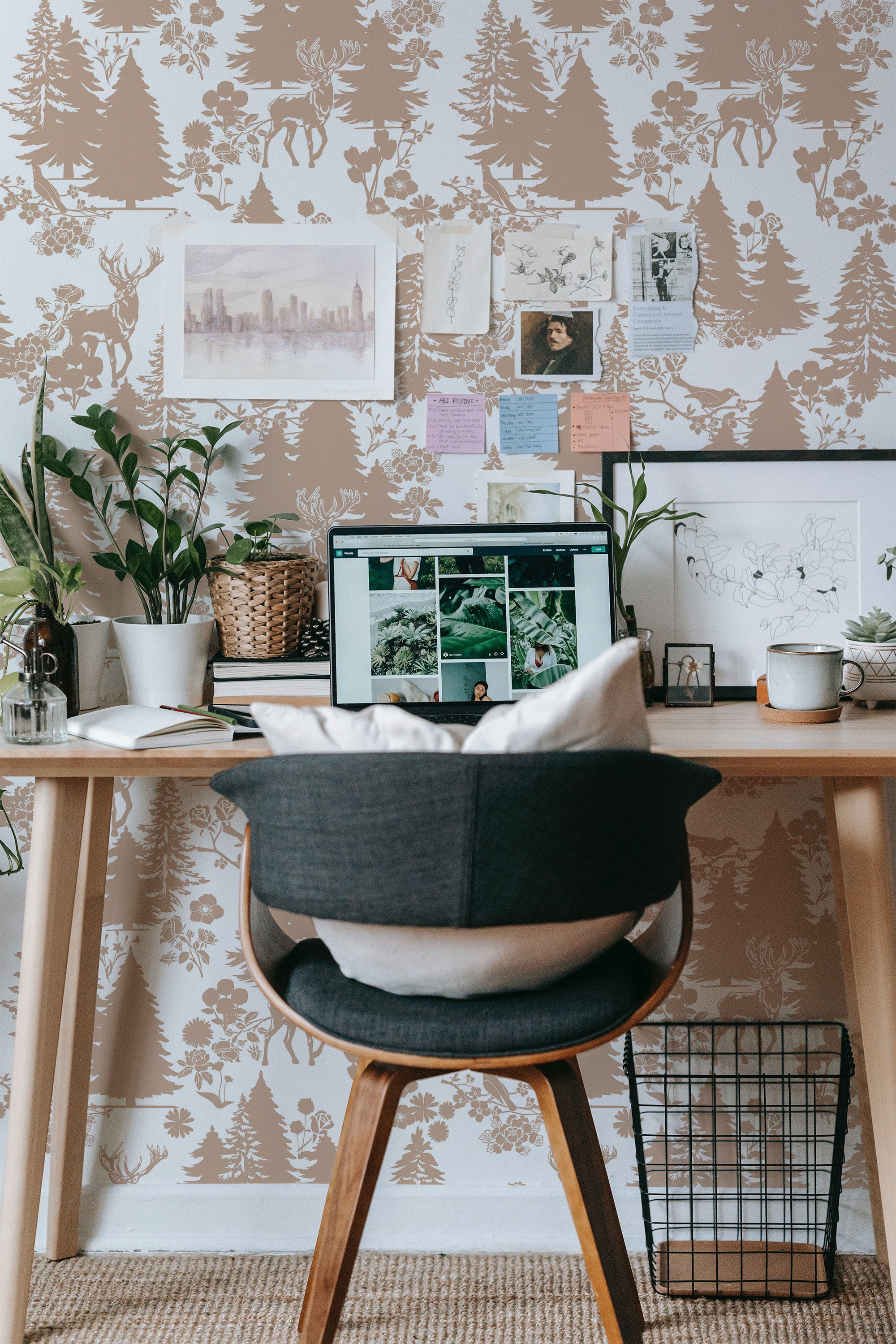 Self-adhesive wallpaper with a forest design in taupe, featuring trees, animals, and botanical elements that create a natural, woodland atmosphere.