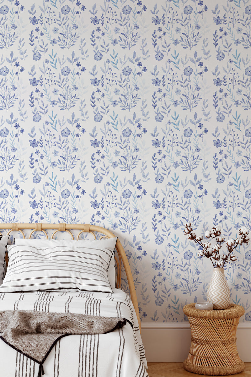 Self-adhesive wallpaper with a delicate blue botanical pattern of small flowers and leafy stems on a soft white background, adding a fresh and natural touch to the room.