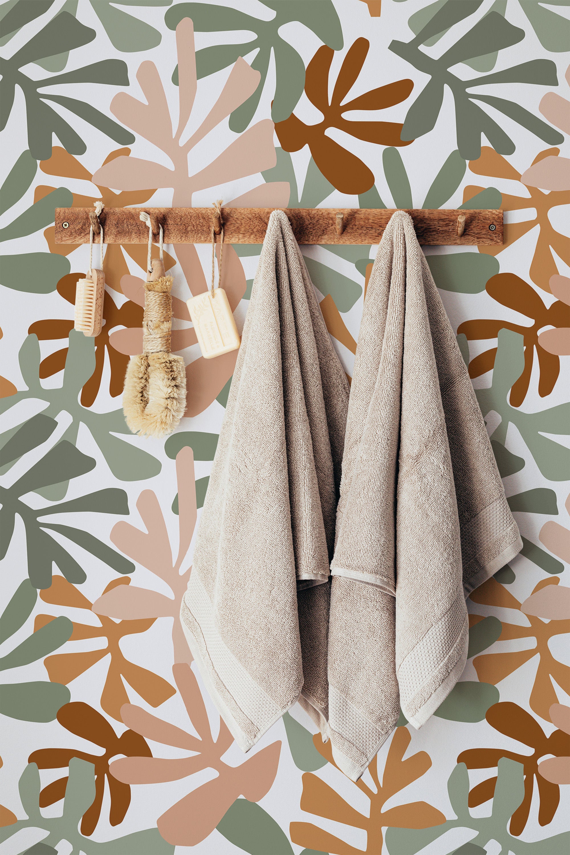Self-adhesive wallpaper designed with sage and coral-colored leaf patterns, creating an energetic and earthy atmosphere.