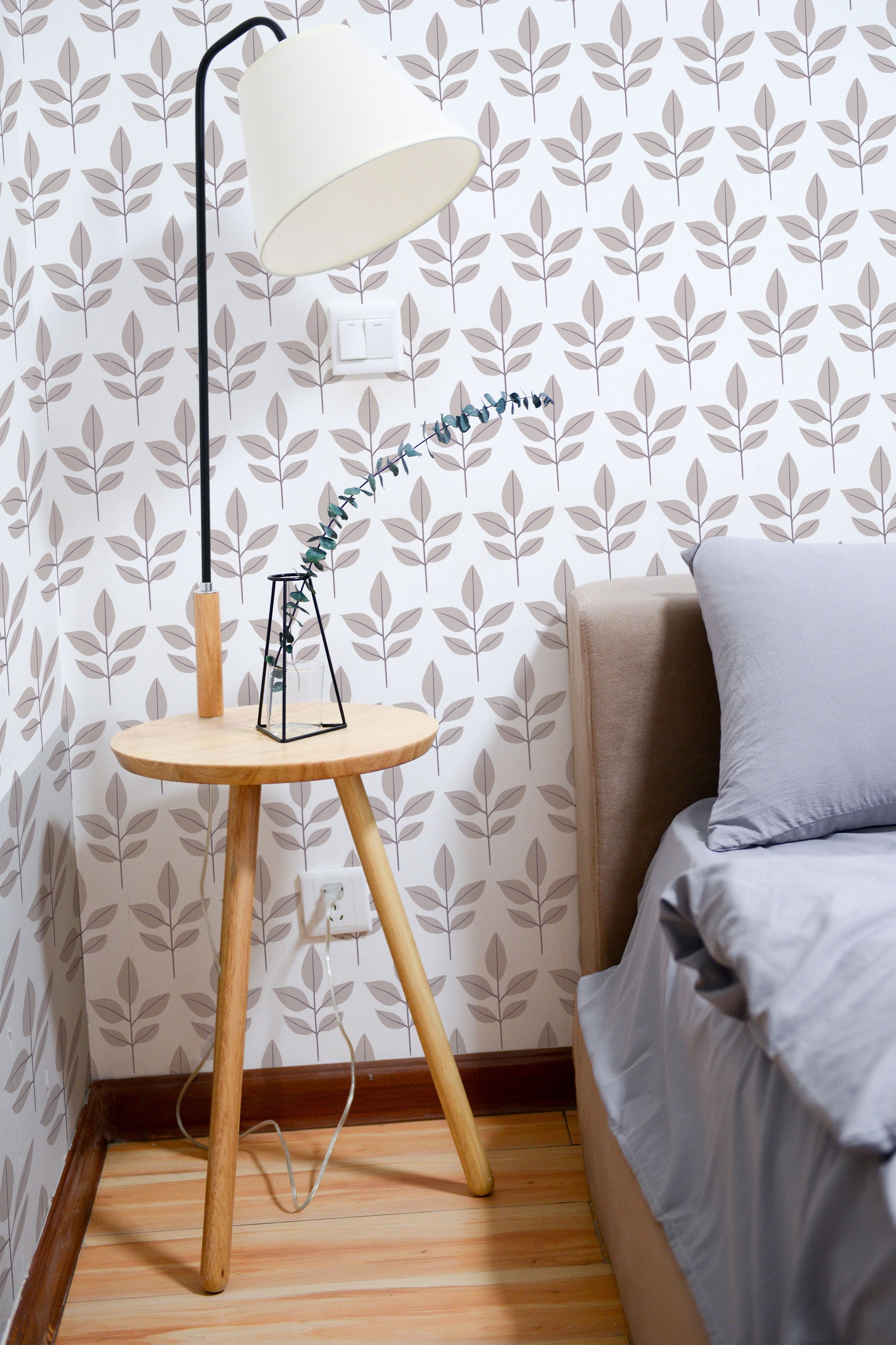 Self-adhesive wallpaper with a Scandi leaf design in a minimalist pattern, featuring simple, neutral-colored leaves on a light background, adding a modern and natural touch to the room.